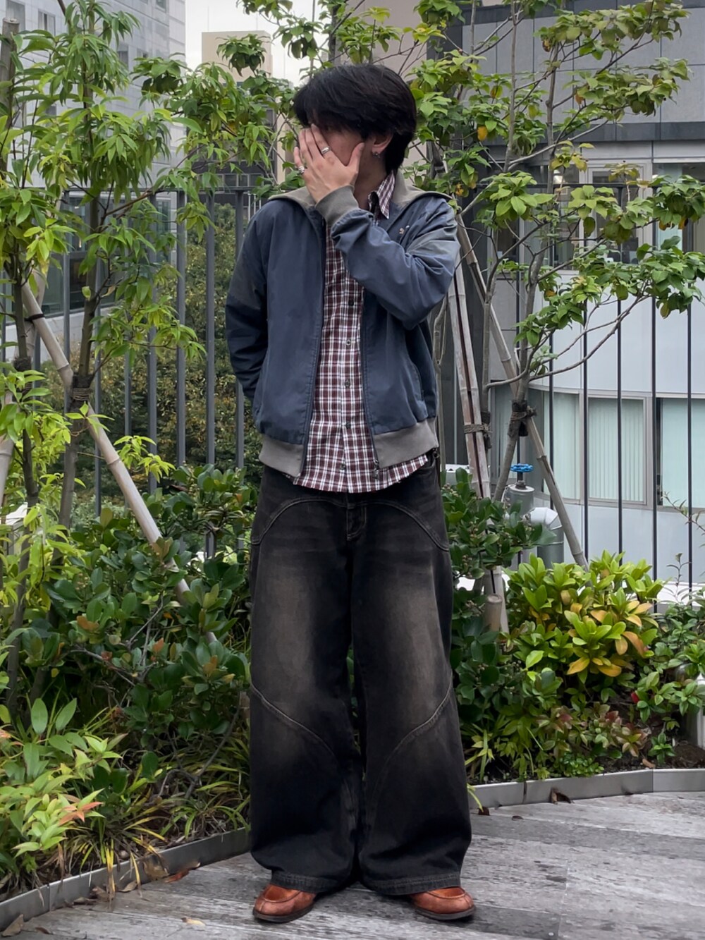 ブルー系のジャケット/アウター、ブラック系のデニムパンツ、ブラウン系のローファーを着用したメンズの冬コーディネートの2枚目の写真