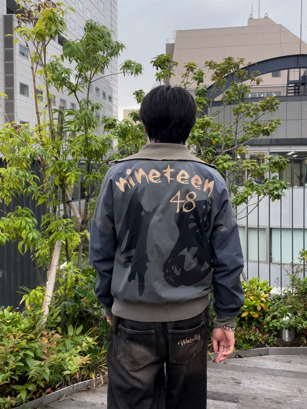 ブルー系のジャケット/アウター、ブラック系のデニムパンツ、ブラウン系のローファーを着用したメンズの冬コーディネートの5枚目の写真