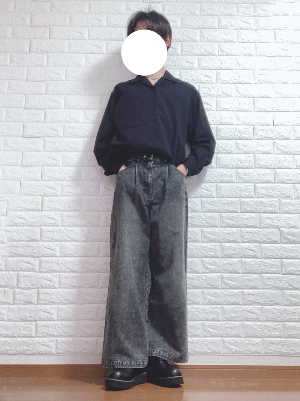 ブラック系のドレスシューズ、ブラック系のスラックス、ベージュ系のトートバッグを着用したメンズの冬コーディネートの2枚目の写真