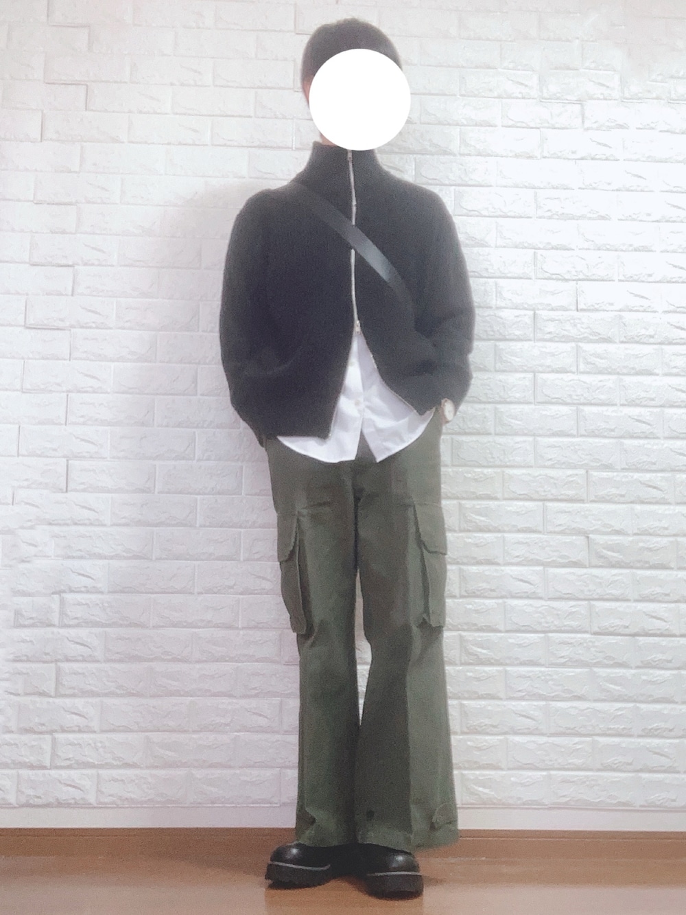 ブラック系のドレスシューズ、グリーン系のカーゴパンツ、ホワイト系のシャツ/ブラウスを着用したメンズの冬コーディネートの2枚目の写真