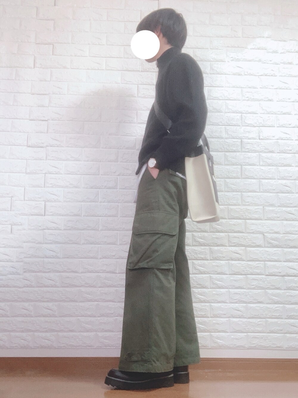 ブラック系のドレスシューズ、グリーン系のカーゴパンツ、ホワイト系のシャツ/ブラウスを着用したメンズの冬コーディネートの4枚目の写真