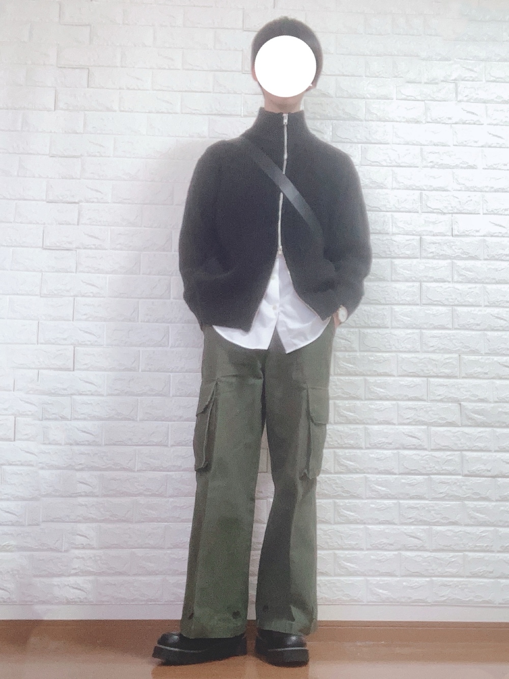 ブラック系のドレスシューズ、グリーン系のカーゴパンツ、ホワイト系のシャツ/ブラウスを着用したメンズの冬コーディネートの3枚目の写真