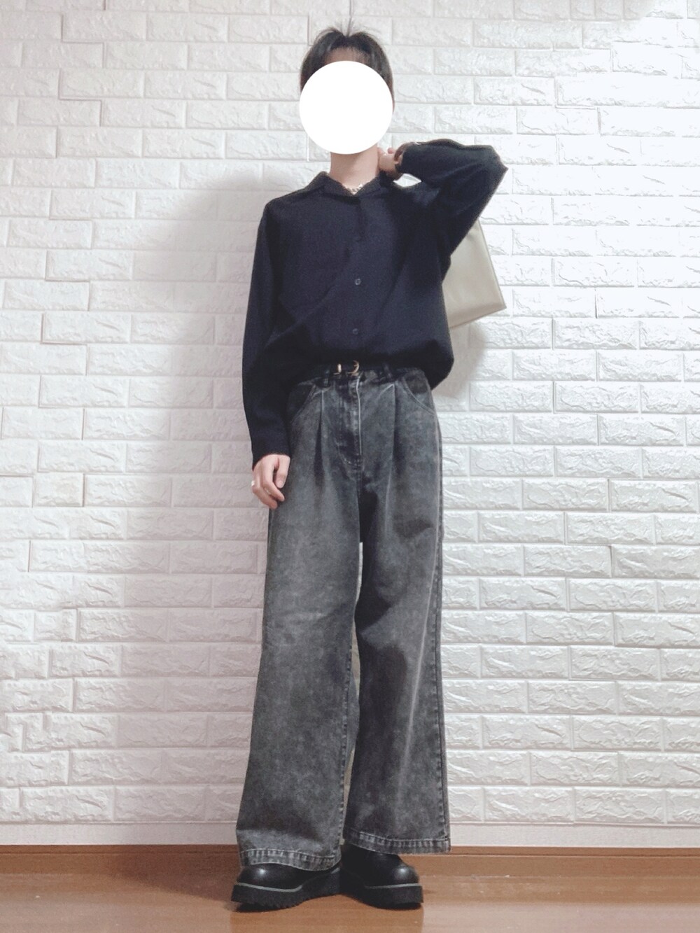 ブラック系のドレスシューズ、ブラック系のスラックス、ベージュ系のトートバッグを着用したメンズの冬コーディネートの4枚目の写真