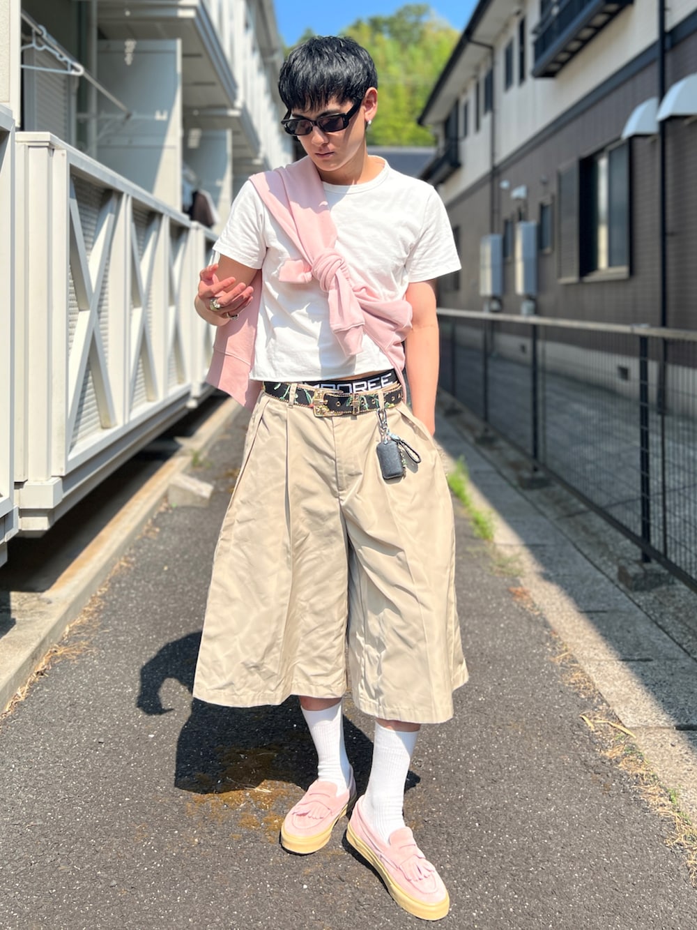 ホワイト系のTシャツ/カットソー、ピンク系のスウェット、ベージュ系のその他パンツを着用したメンズの夏コーディネートの2枚目の写真