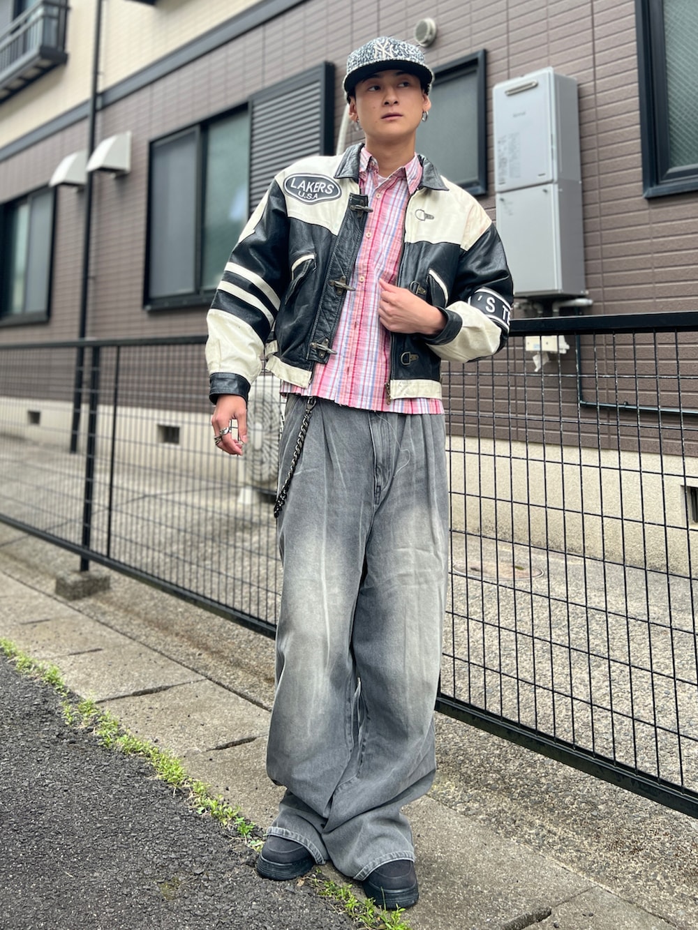 レッド系のシャツ/ブラウス、ブラック系のジャケット/アウター、グレー系のデニムパンツを着用したメンズの秋コーディネートの3枚目の写真