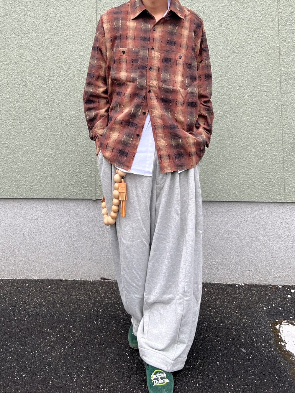 ブラウン系のシャツ/ブラウス、ホワイト系のシャツ/ブラウス、グレー系のスウェットパンツを着用したメンズの秋コーディネートの3枚目の写真