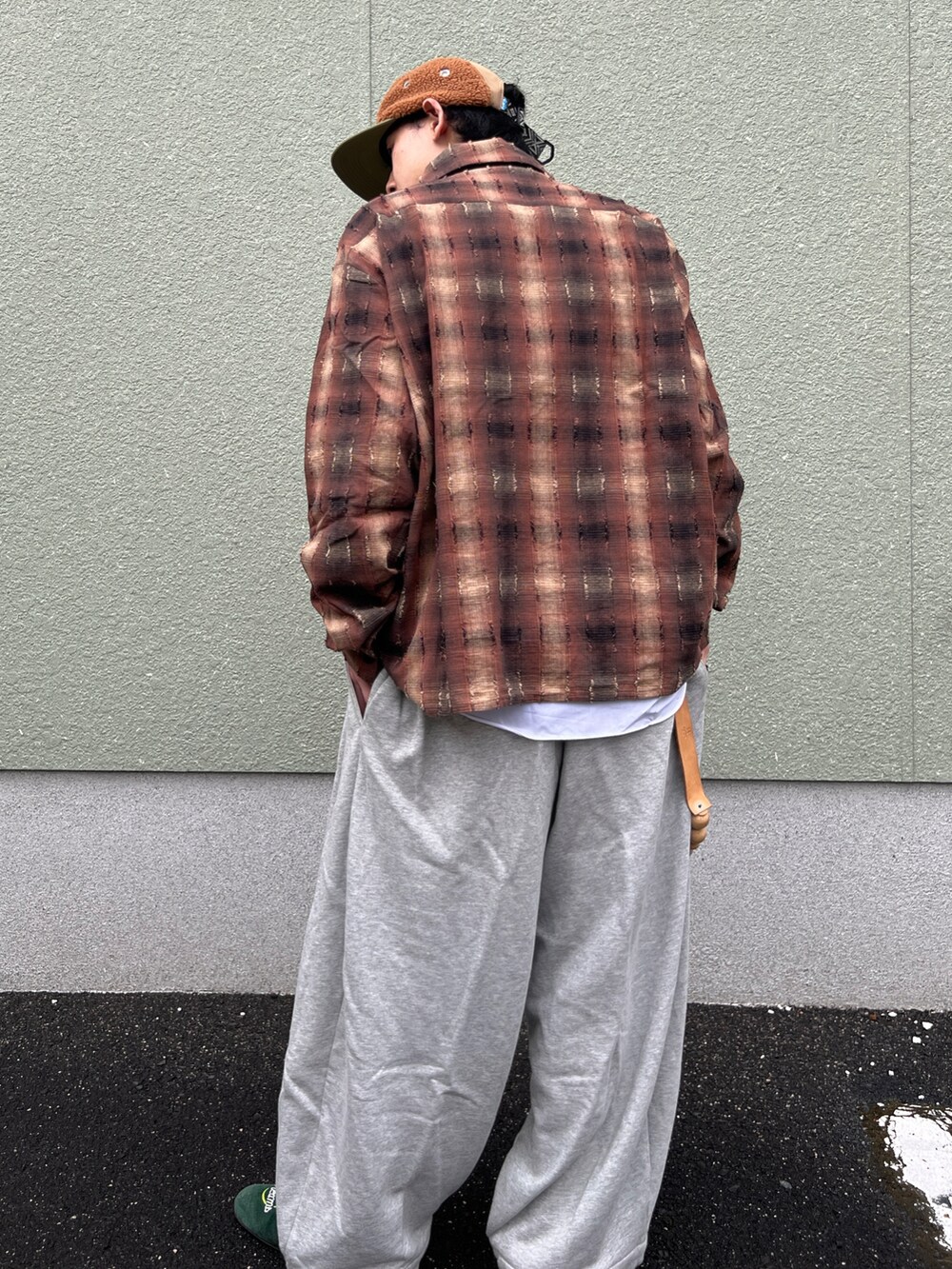 ブラウン系のシャツ/ブラウス、ホワイト系のシャツ/ブラウス、グレー系のスウェットパンツを着用したメンズの秋コーディネートの4枚目の写真