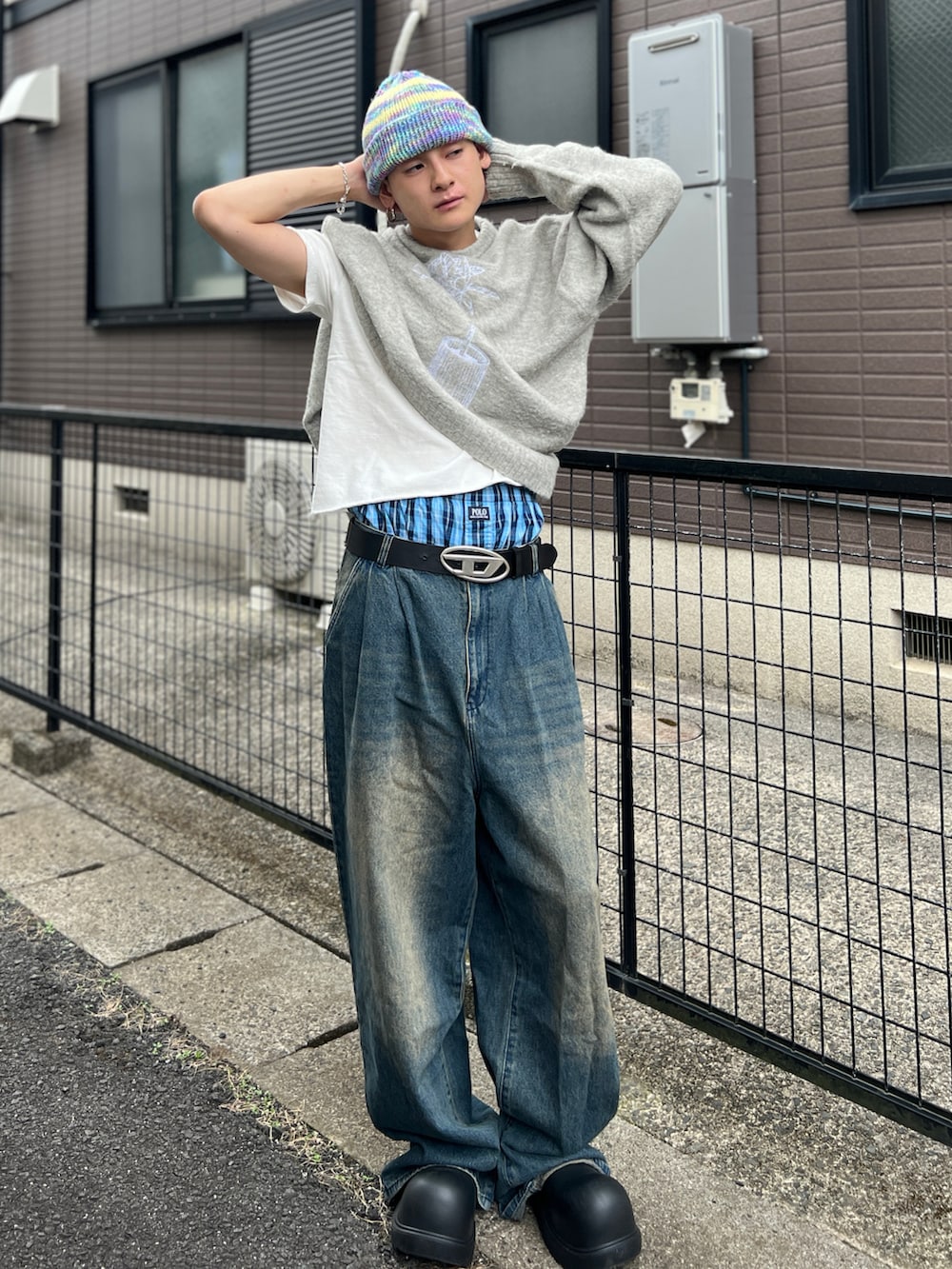 ブラック系のスリッポン、ホワイト系のTシャツ/カットソー、グレー系のニット/セーターを着用したメンズの秋コーディネートの3枚目の写真