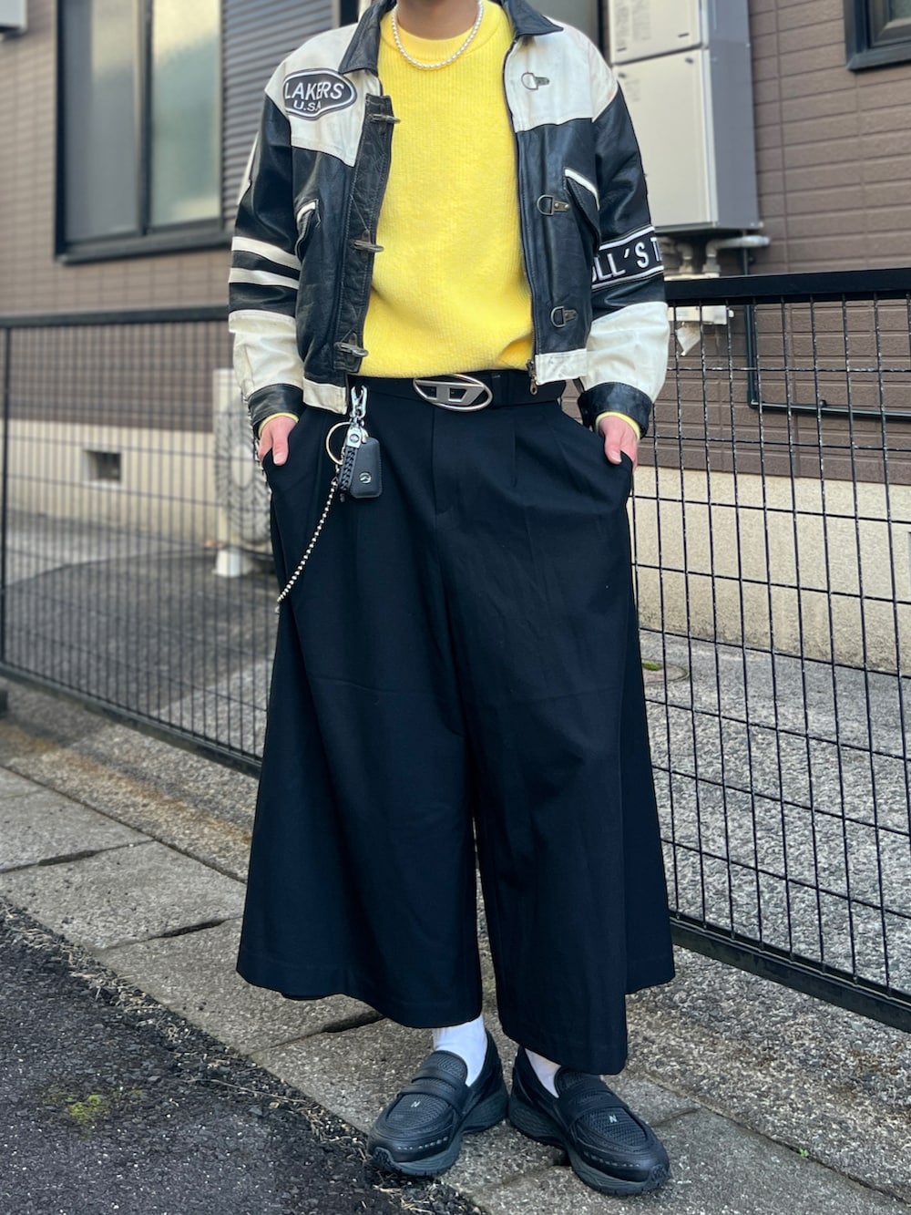 ブラック系のローファー、その他のニット/セーター、ブラック系のジャケット/アウターを着用したメンズの冬コーディネートの3枚目の写真