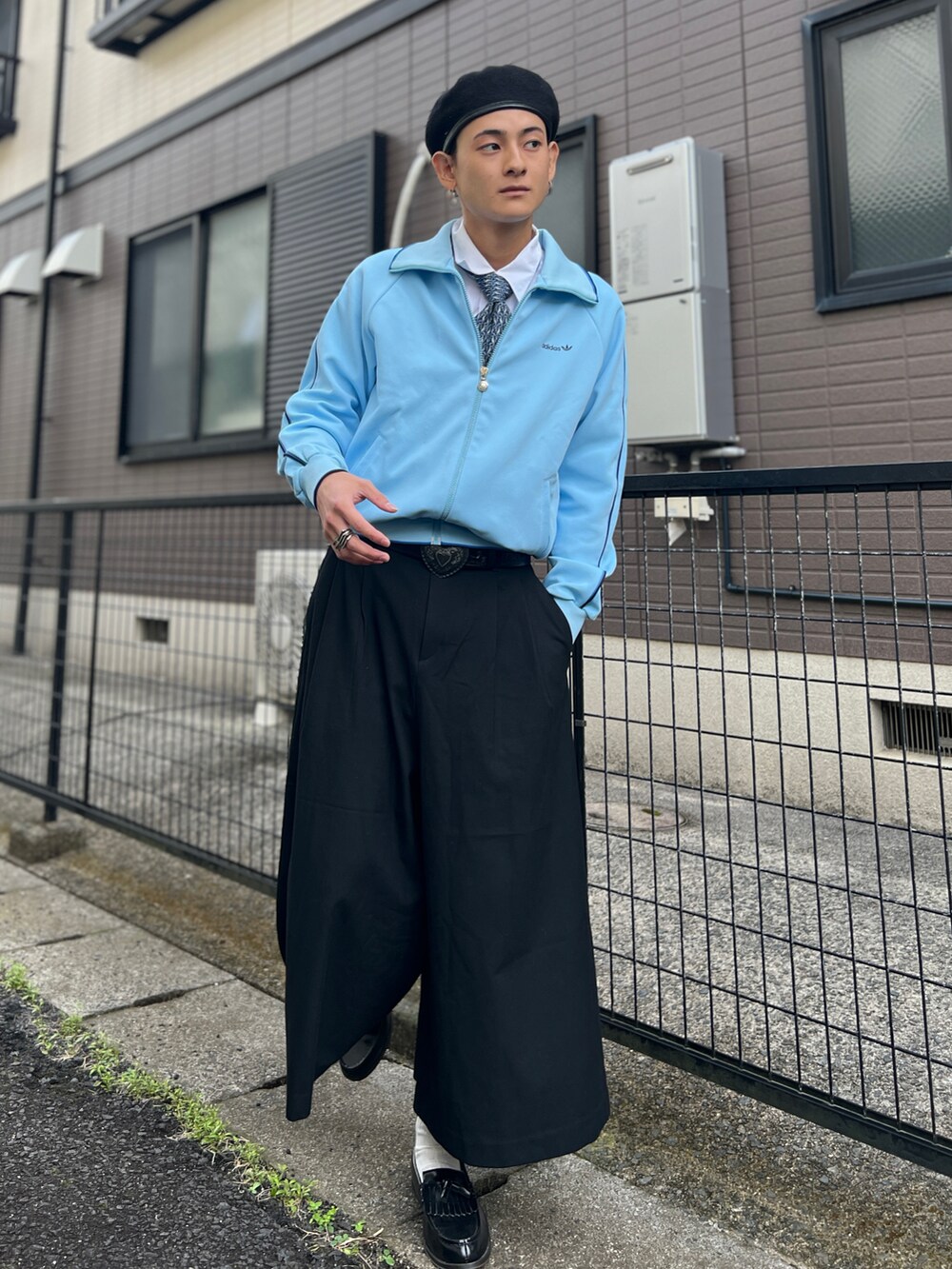 ホワイト系のシャツ/ブラウス、ブルー系のジャケット/アウター、ブラック系のパンツを着用したメンズの秋コーディネートの2枚目の写真