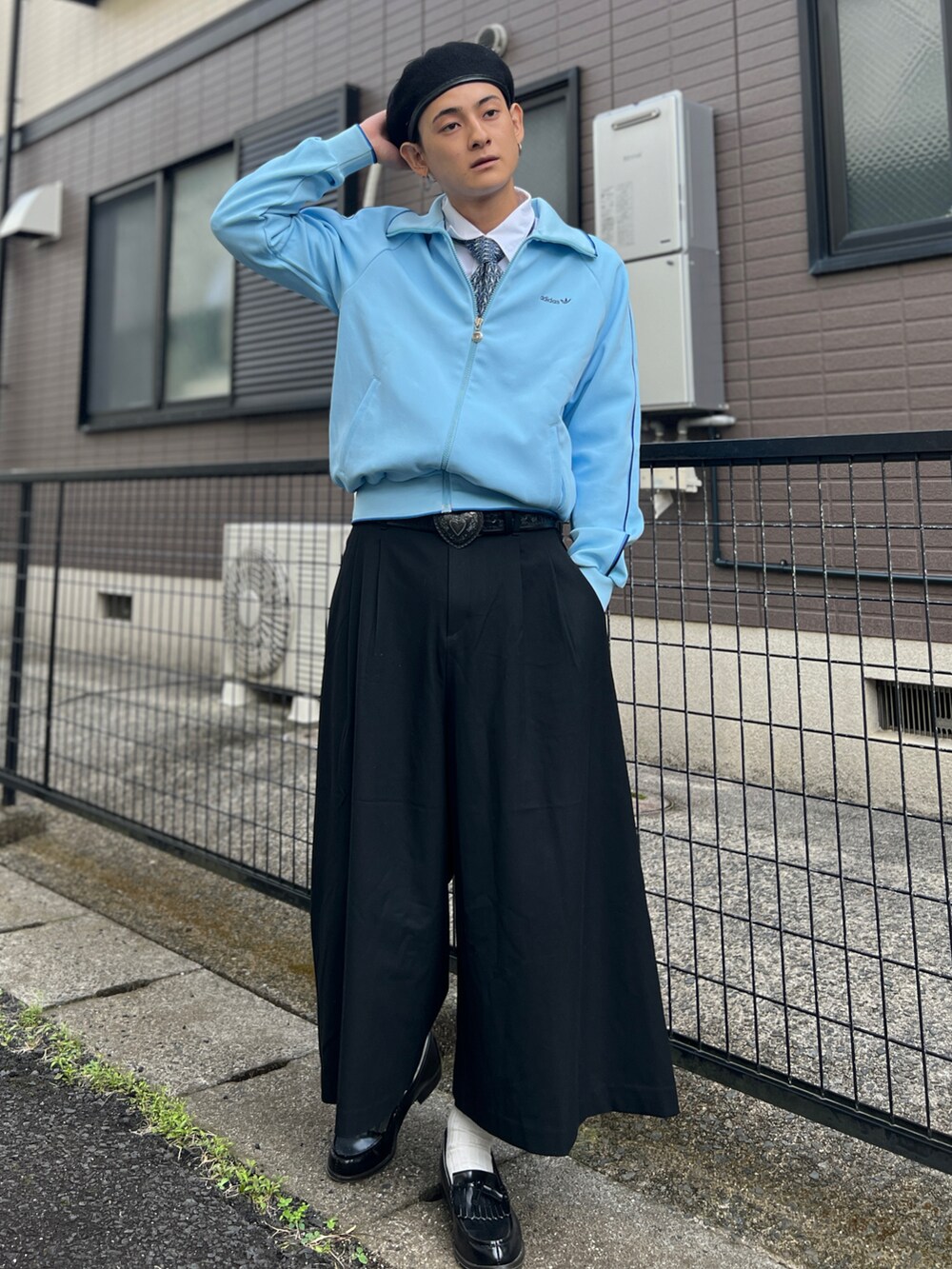 ホワイト系のシャツ/ブラウス、ブルー系のジャケット/アウター、ブラック系のパンツを着用したメンズの秋コーディネートの3枚目の写真