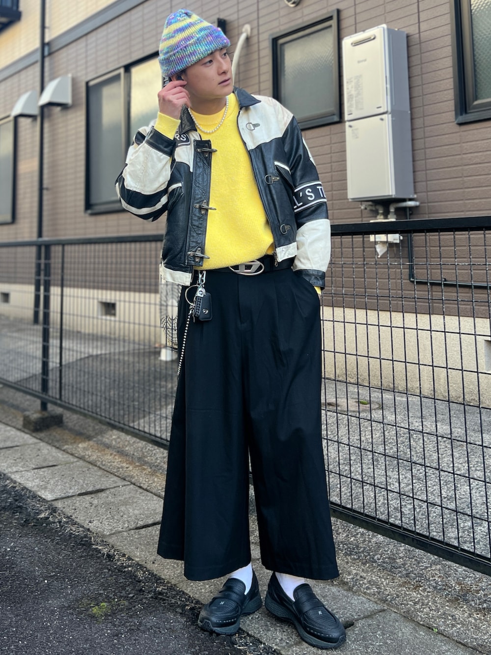 ブラック系のローファー、その他のニット/セーター、ブラック系のジャケット/アウターを着用したメンズの冬コーディネートの2枚目の写真