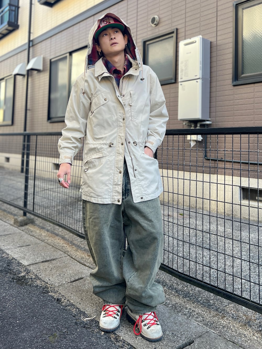 ホワイト系のジャケット/アウター、ブラウン系のシャツ/ブラウス、ブラウン系のデニムパンツを着用したメンズの秋コーディネートの2枚目の写真