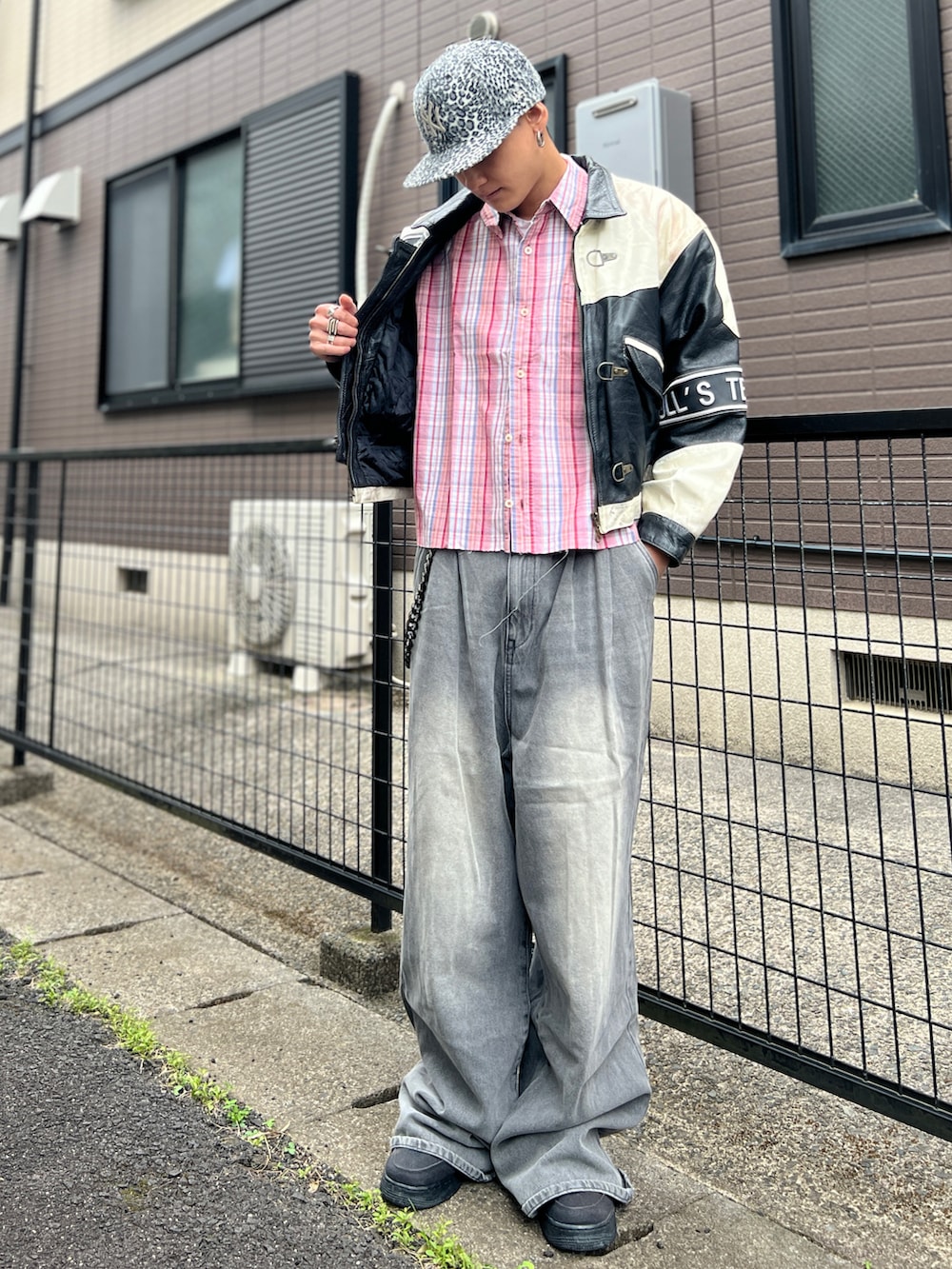 レッド系のシャツ/ブラウス、ブラック系のジャケット/アウター、グレー系のデニムパンツを着用したメンズの秋コーディネートの2枚目の写真