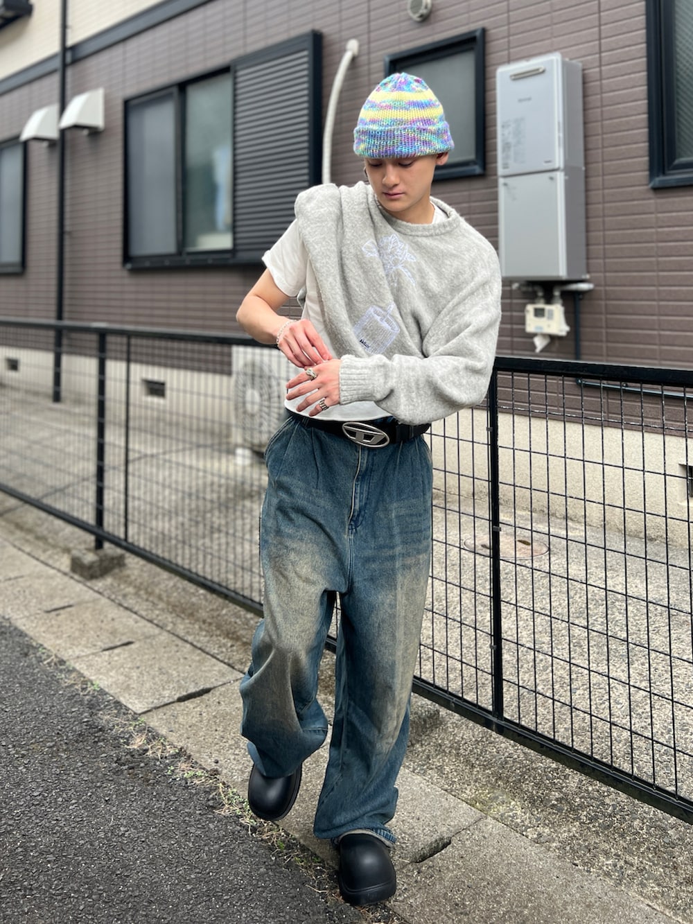 ブラック系のスリッポン、ホワイト系のTシャツ/カットソー、グレー系のニット/セーターを着用したメンズの秋コーディネートの2枚目の写真