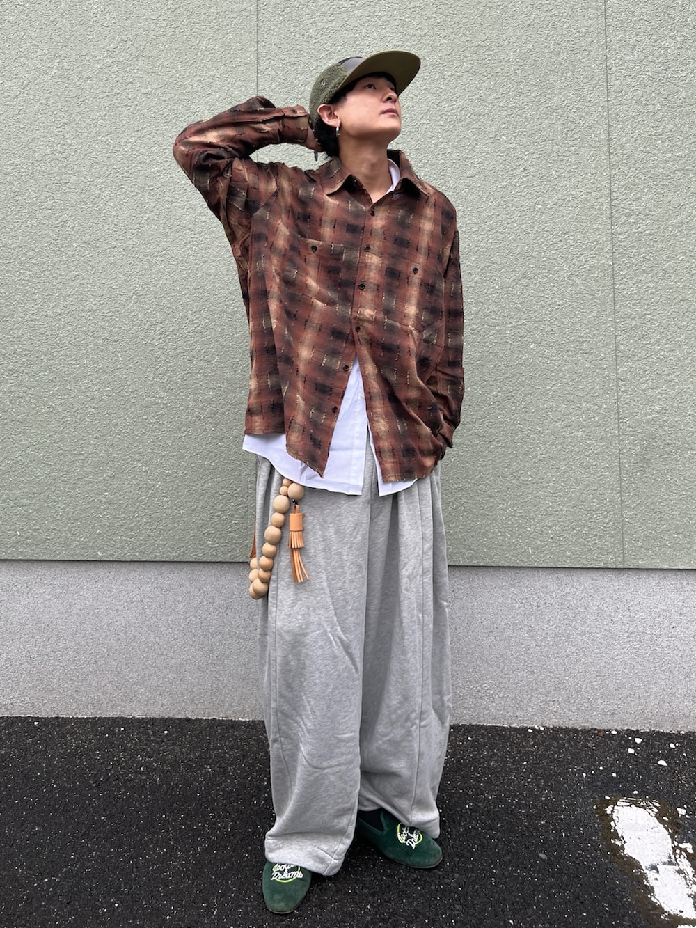 ブラウン系のシャツ/ブラウス、ホワイト系のシャツ/ブラウス、グレー系のスウェットパンツを着用したメンズの秋コーディネートの2枚目の写真