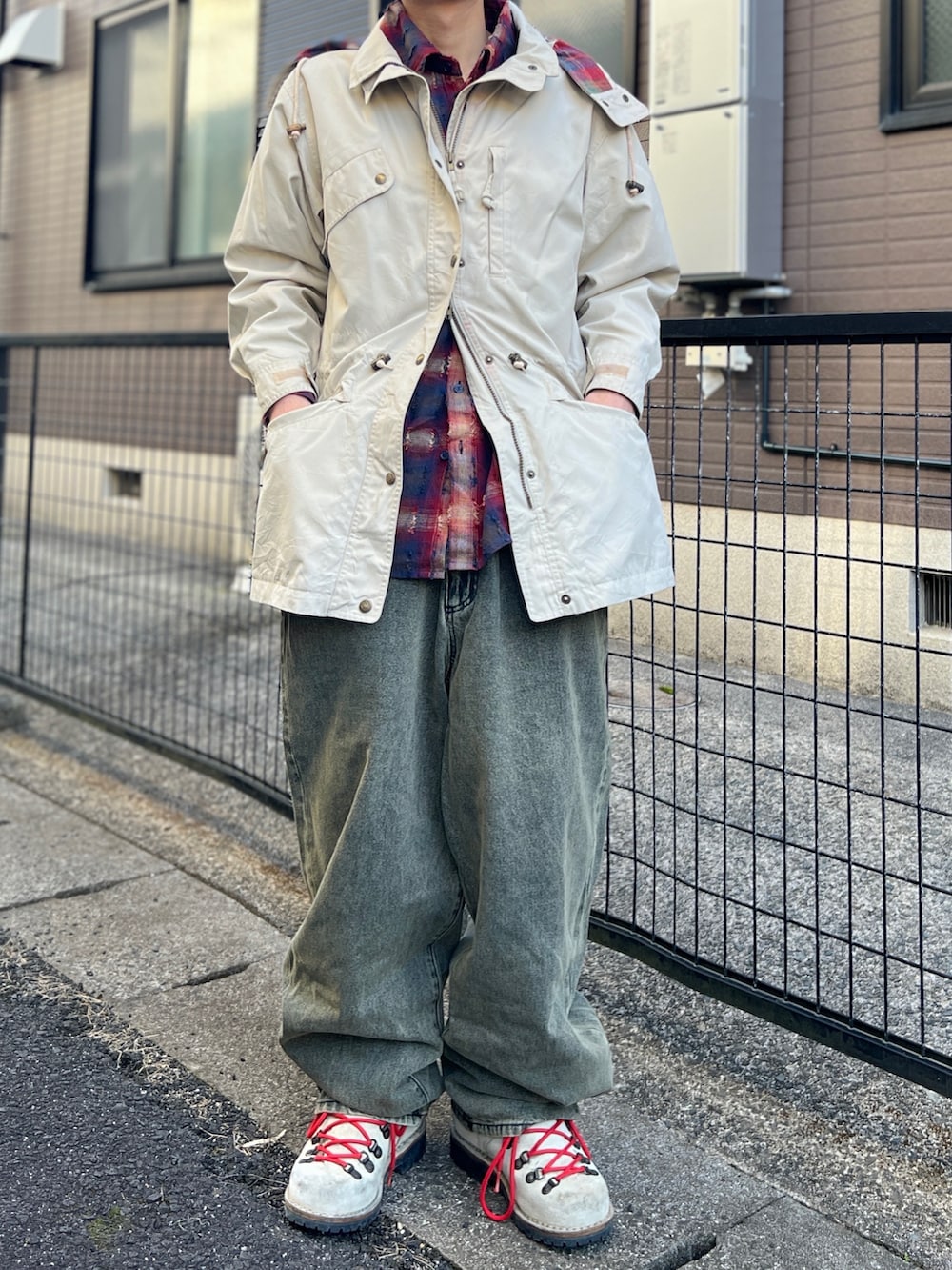 ホワイト系のジャケット/アウター、ブラウン系のシャツ/ブラウス、ブラウン系のデニムパンツを着用したメンズの秋コーディネートの3枚目の写真