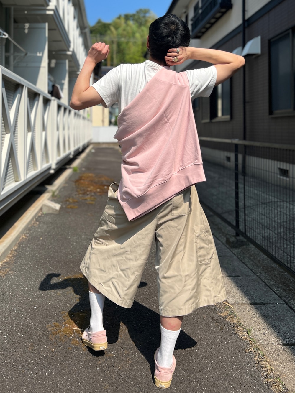 ホワイト系のTシャツ/カットソー、ピンク系のスウェット、ベージュ系のその他パンツを着用したメンズの夏コーディネートの3枚目の写真