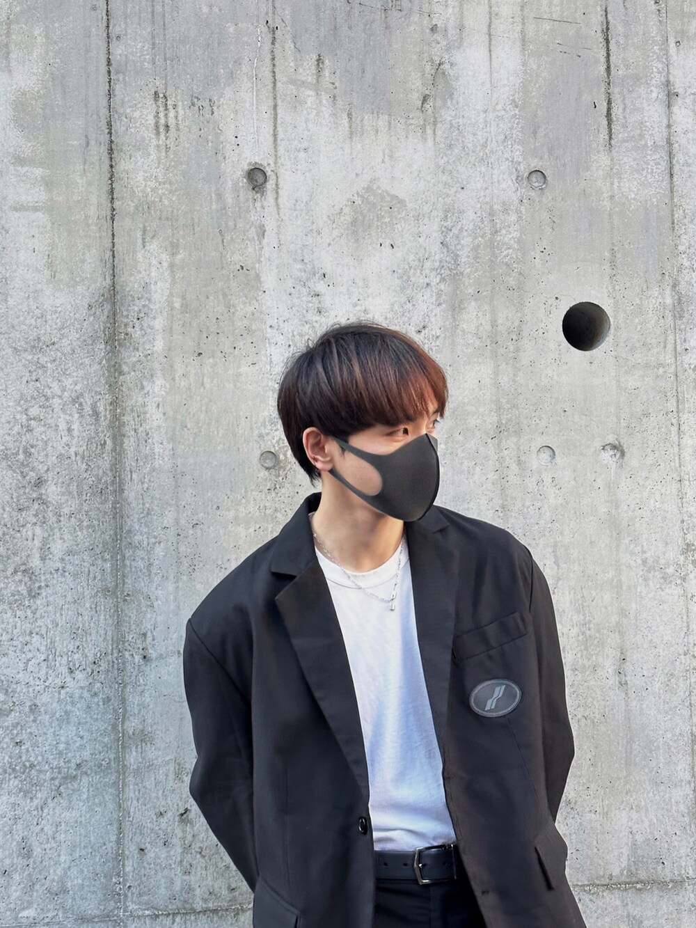 ホワイト系のTシャツ/カットソー、ブラック系のジャケット/アウターを着用したメンズの春コーディネートの2枚目の写真