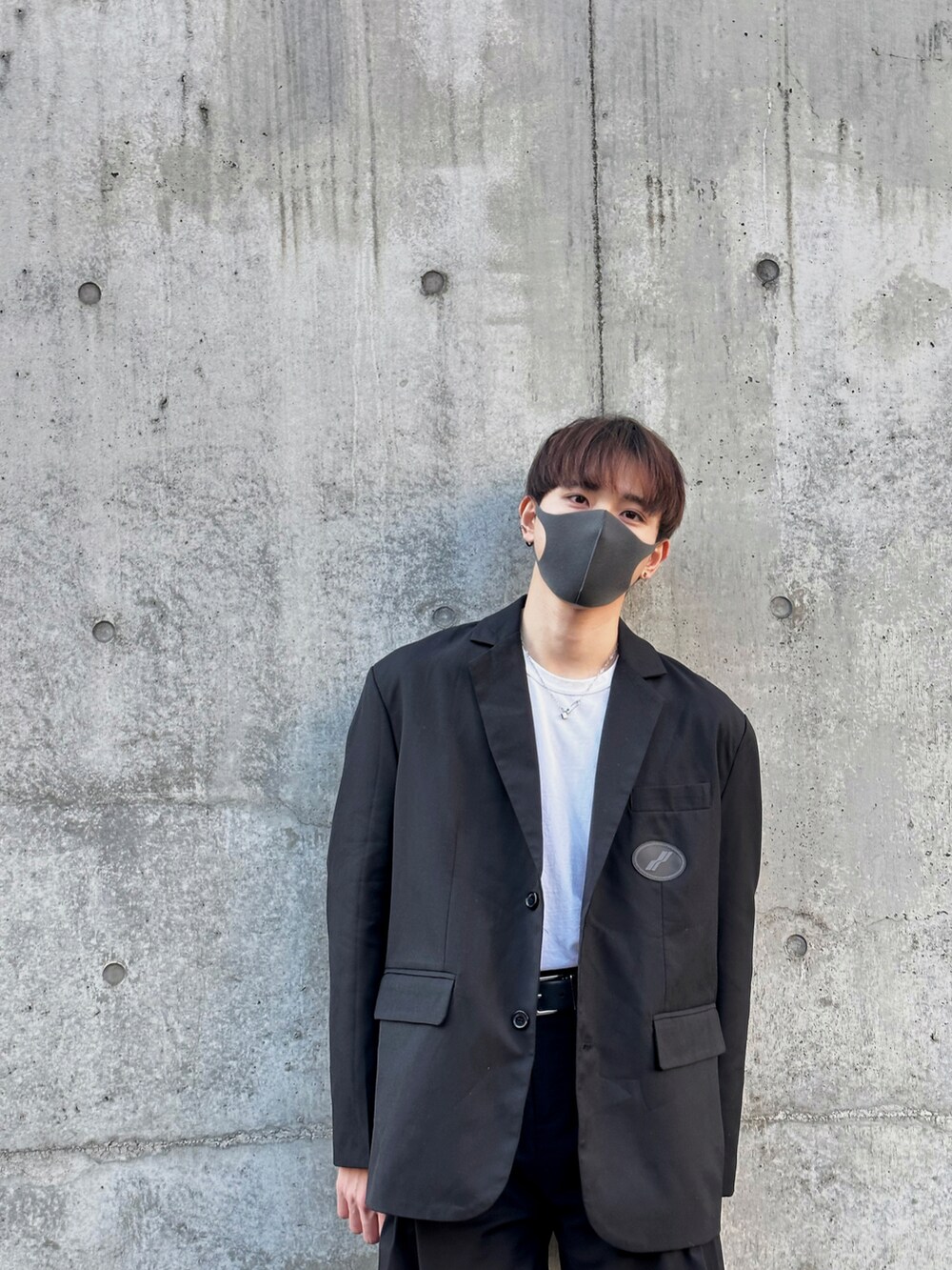 ホワイト系のTシャツ/カットソー、ブラック系のジャケット/アウターを着用したメンズの春コーディネートの3枚目の写真