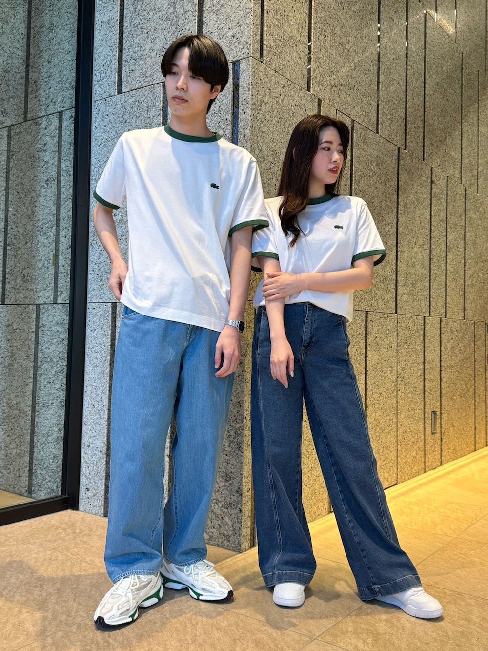 グリーン系のTシャツ/カットソー、ブラック系のバッグ、ブルー系のデニムパンツを着用したレディースの春コーディネートの2枚目の写真