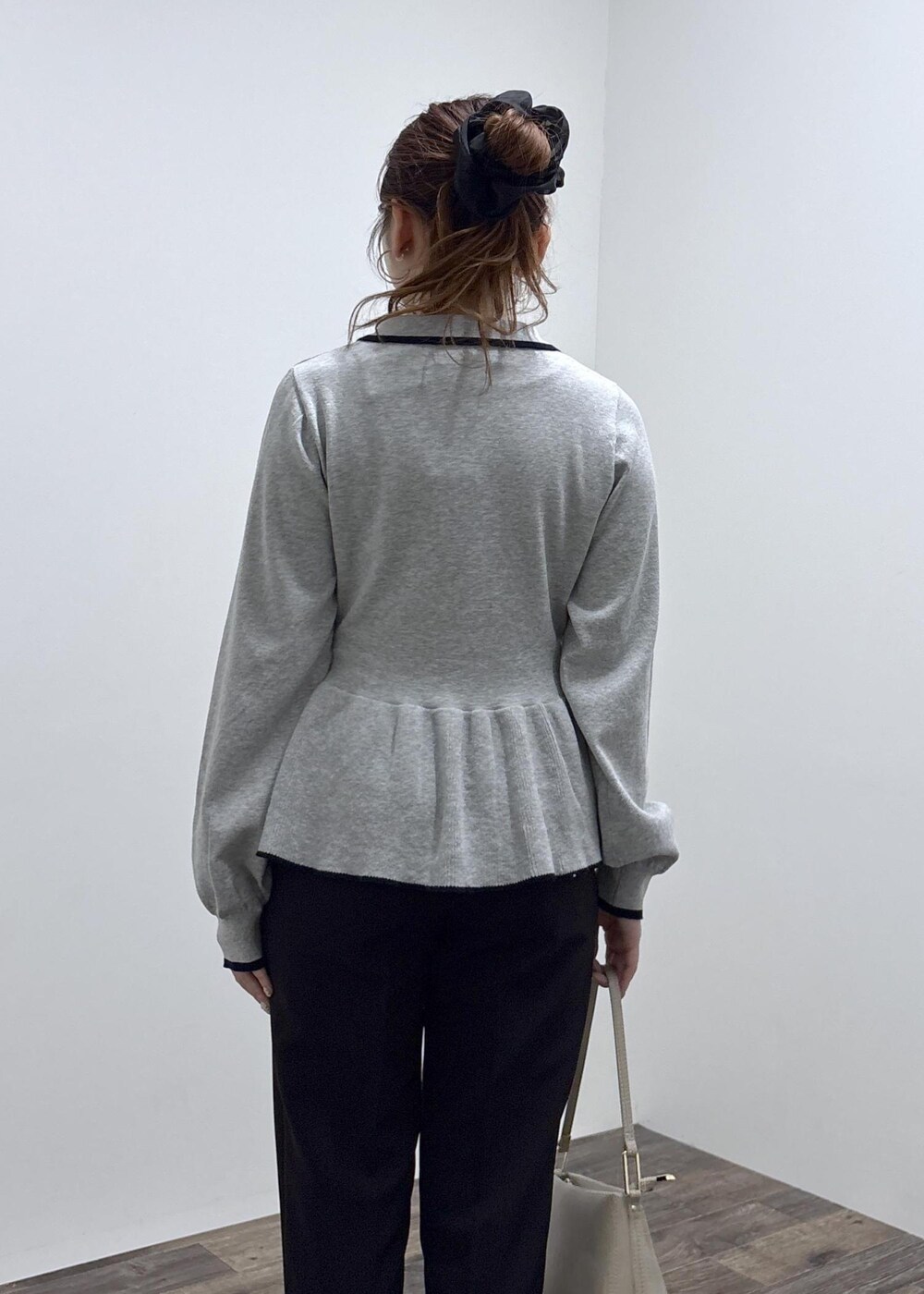 ブラック系のパンプス、ベージュ系のショルダーバッグ、ブラック系のその他パンツを着用したレディースの春コーディネートの8枚目の写真