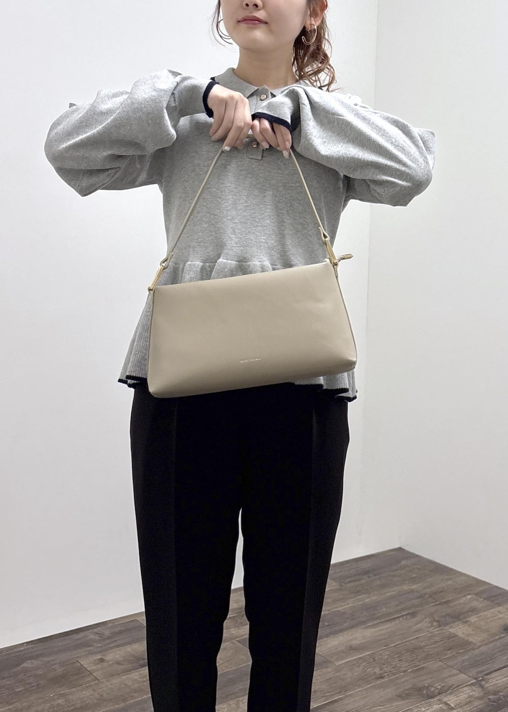 ブラック系のパンプス、ベージュ系のショルダーバッグ、ブラック系のその他パンツを着用したレディースの春コーディネートの9枚目の写真