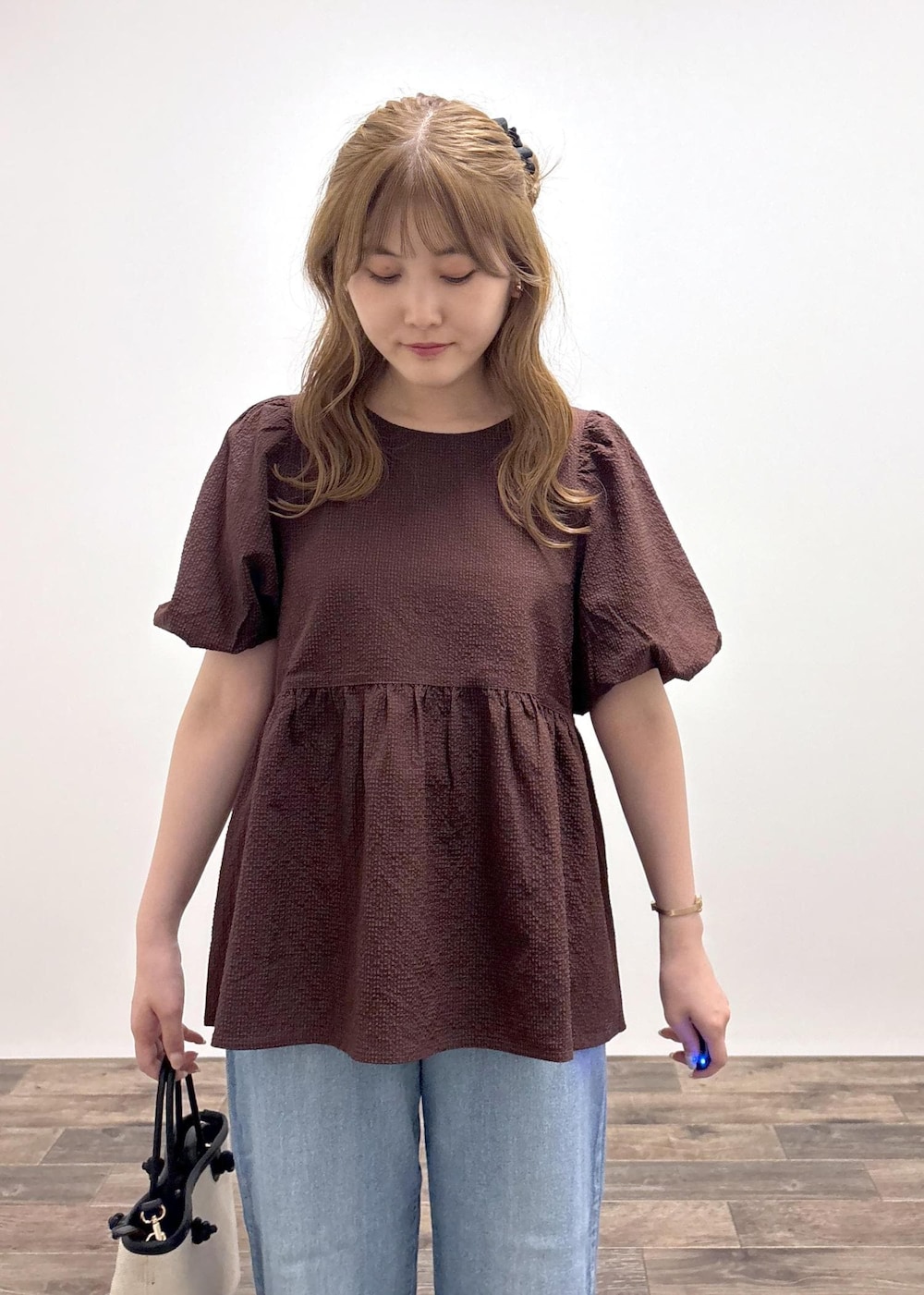 「夏コーデ、初秋コーデ、デートコーデ、お出かけコーデ、旅行コーデ、大人カジュアル、パンツスタイル、ベーシック、ROPÉ PICNIC、ウェーブ、ブルべ夏、乾燥、トップス、シャツ/ブラウス、パンツ」｜「ROPE' PICNICの【ウエスト革命デニム】ウエストシェイプハイライズマムジーンズ（デニムパンツ、ブルー系）」を使った、さきさん（レディース・155cm）の夏コーディネートの4枚目の写真