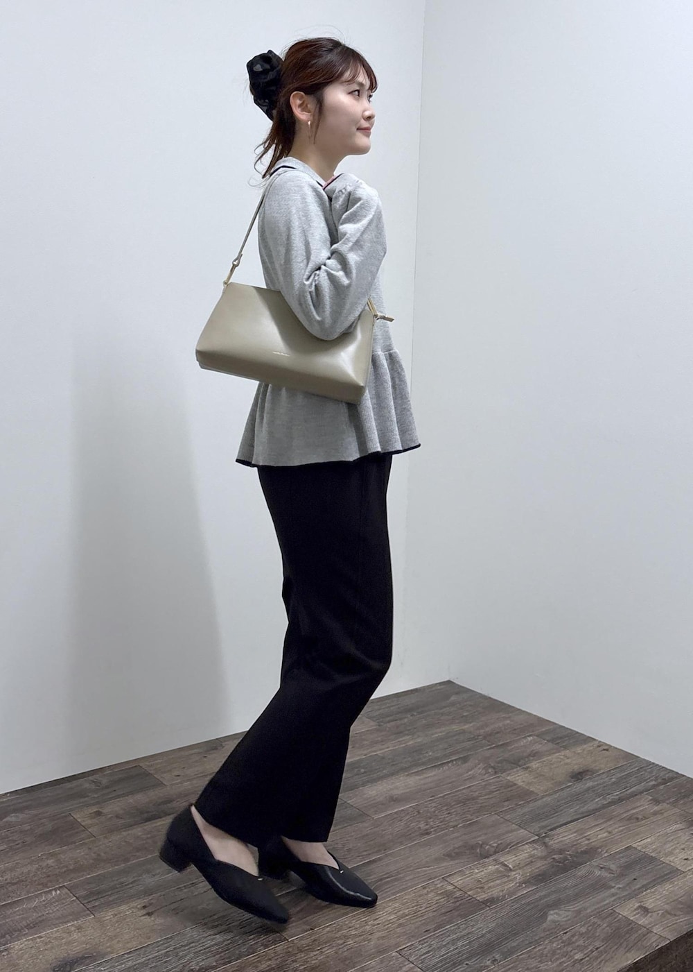 ブラック系のパンプス、ベージュ系のショルダーバッグ、ブラック系のその他パンツを着用したレディースの春コーディネートの6枚目の写真