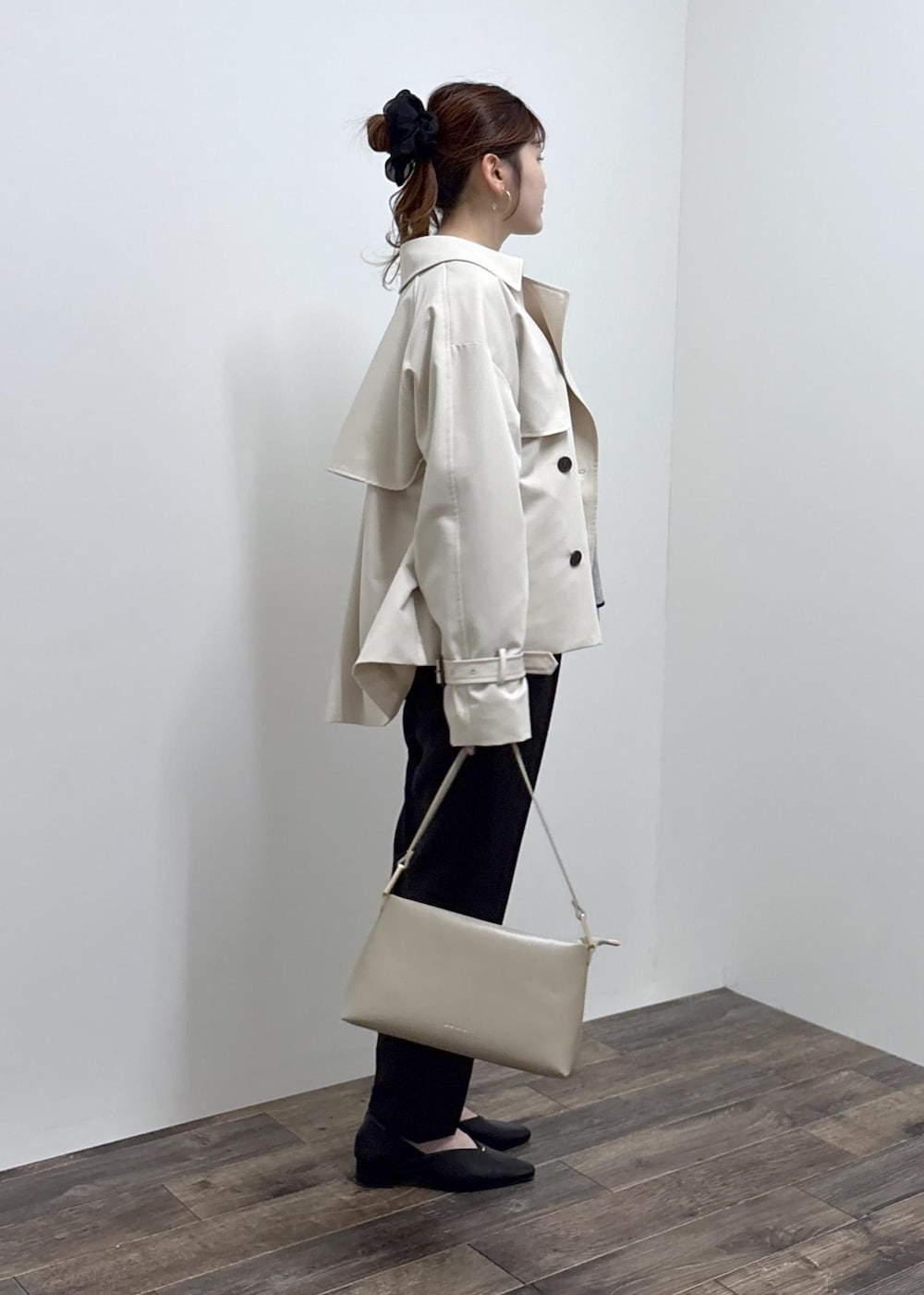 ブラック系のパンプス、ベージュ系のショルダーバッグ、ブラック系のその他パンツを着用したレディースの春コーディネートの3枚目の写真