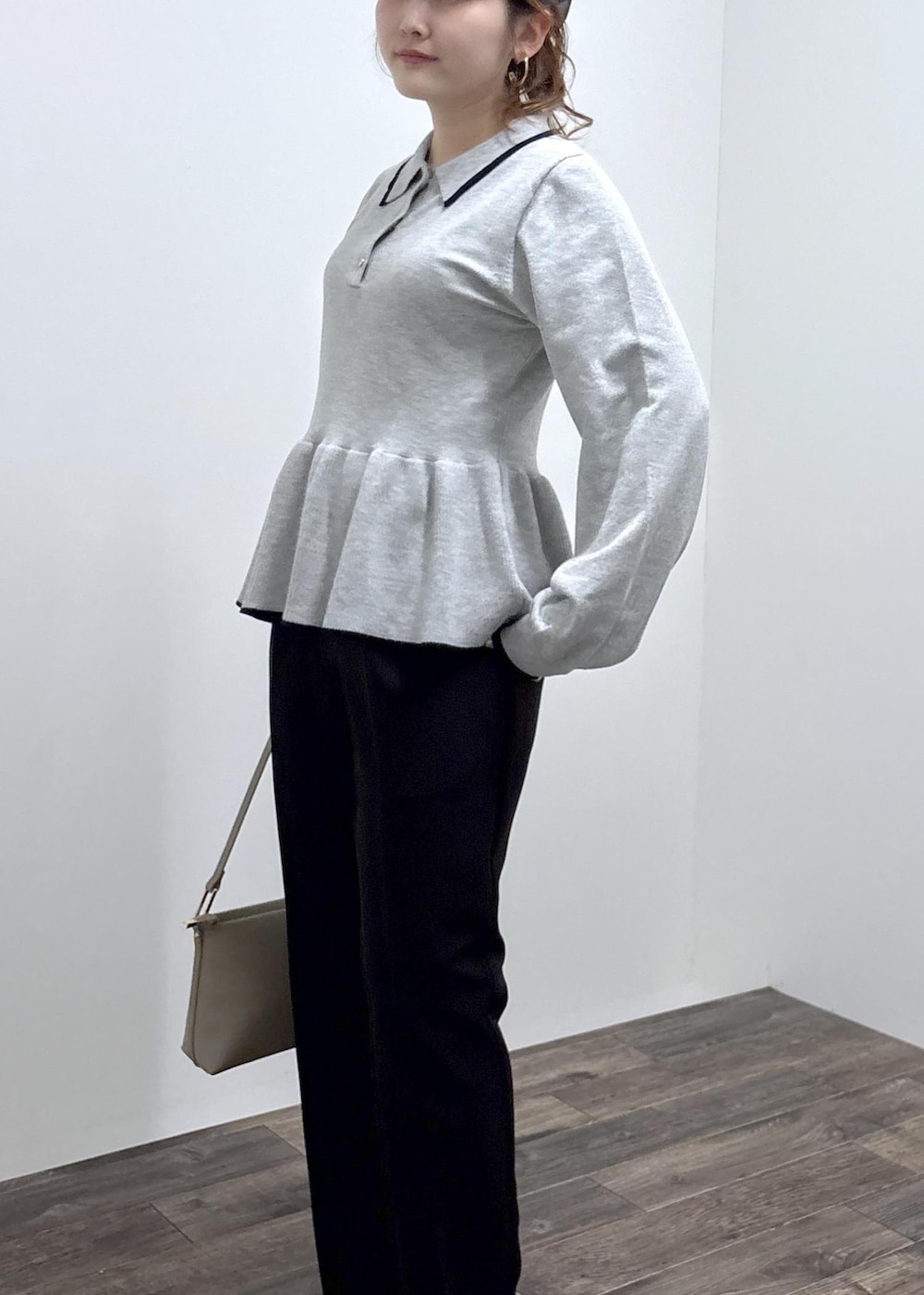 ブラック系のパンプス、ベージュ系のショルダーバッグ、ブラック系のその他パンツを着用したレディースの春コーディネートの7枚目の写真