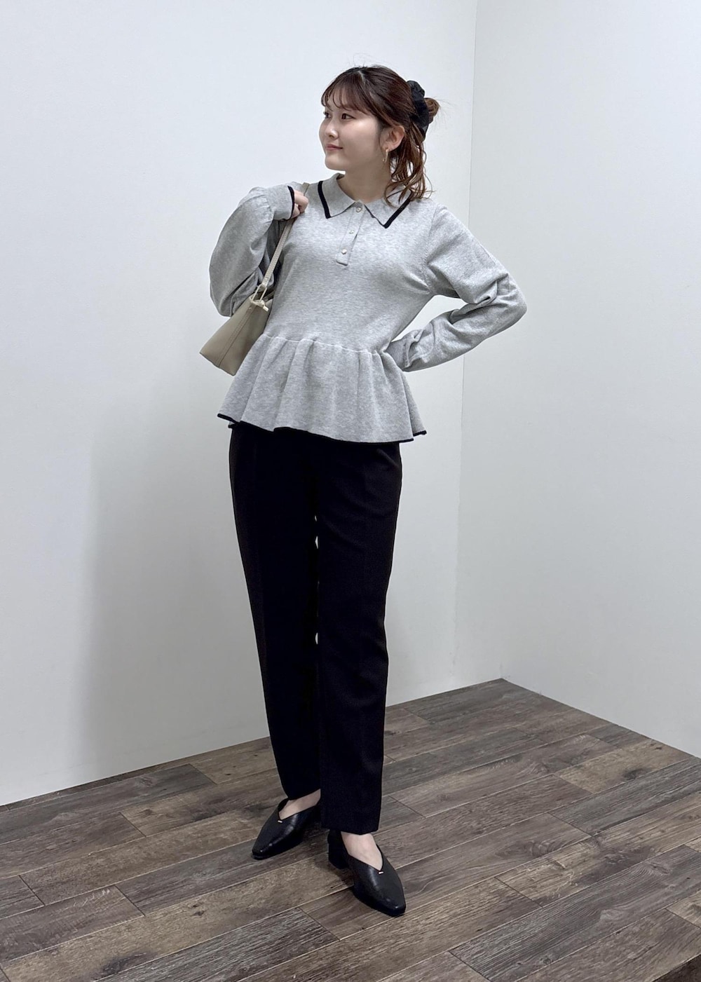 ブラック系のパンプス、ベージュ系のショルダーバッグ、ブラック系のその他パンツを着用したレディースの春コーディネートの5枚目の写真