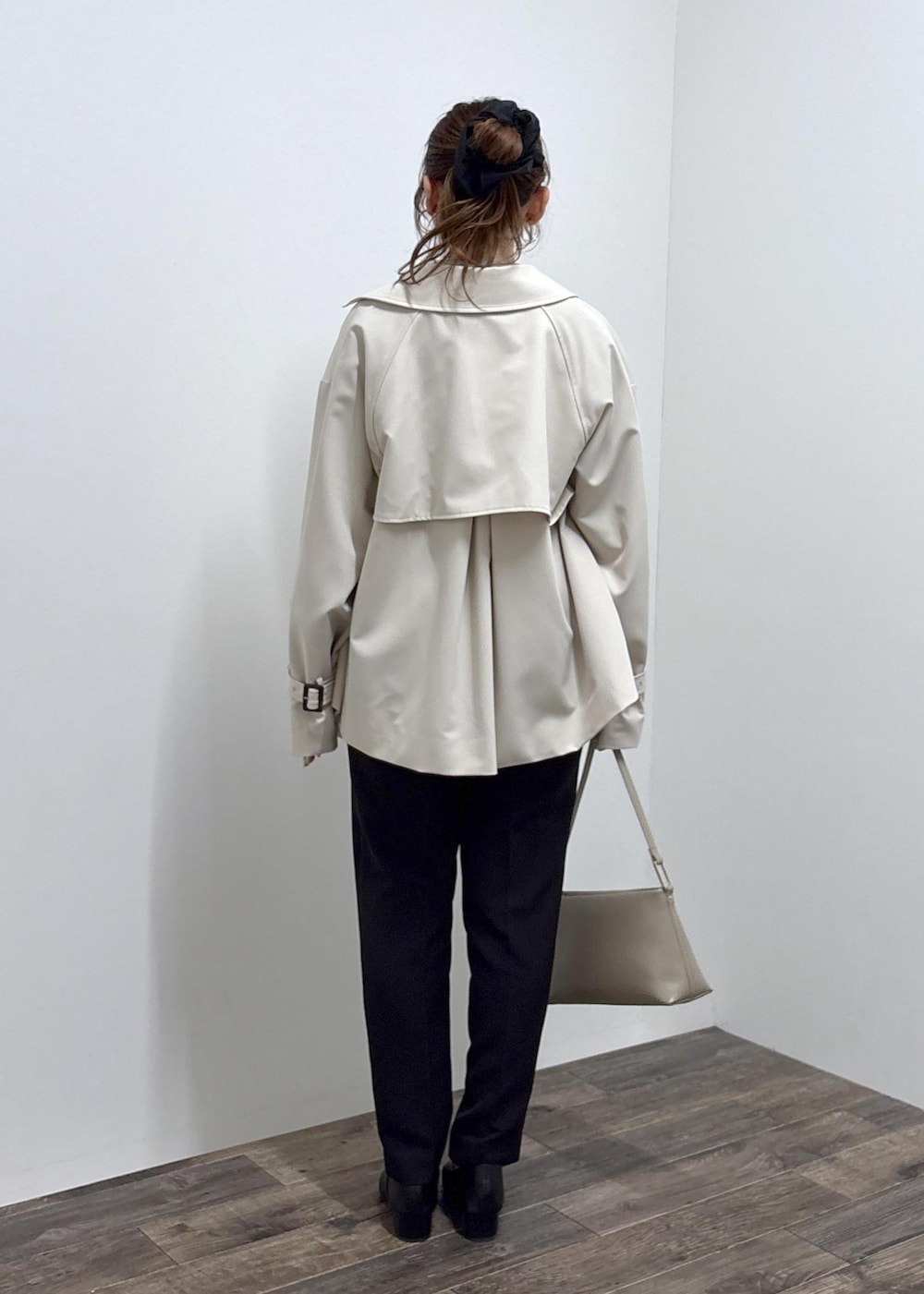 ブラック系のパンプス、ベージュ系のショルダーバッグ、ブラック系のその他パンツを着用したレディースの春コーディネートの4枚目の写真