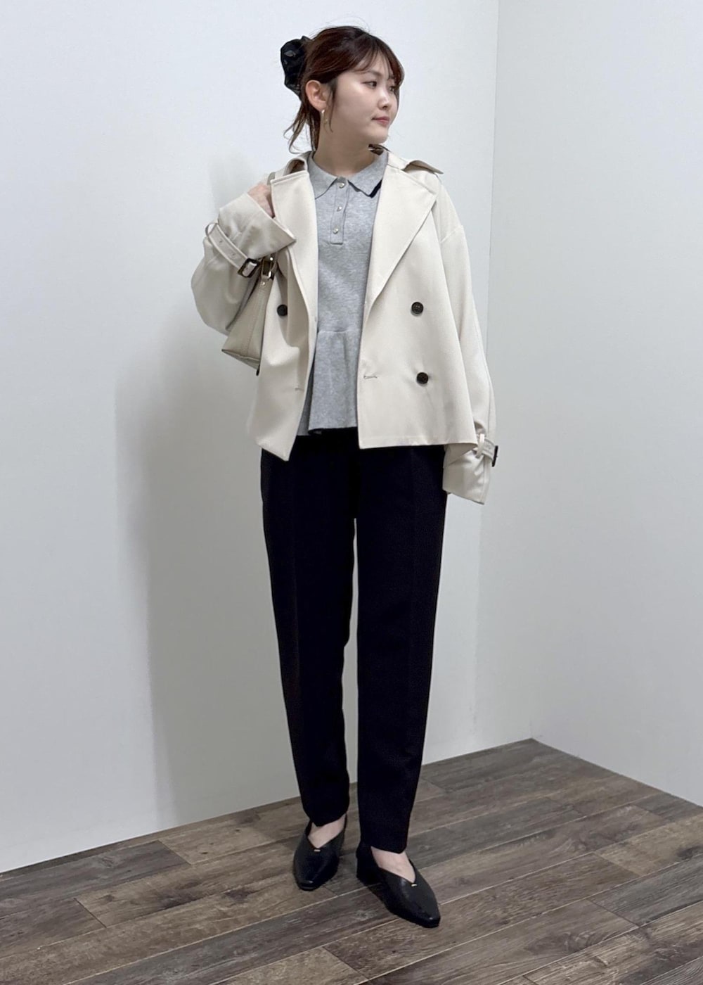 ブラック系のパンプス、ベージュ系のショルダーバッグ、ブラック系のその他パンツを着用したレディースの春コーディネートの2枚目の写真