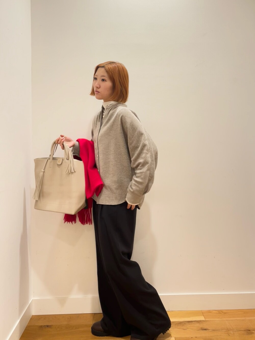 ベージュ系のシャツ/ブラウス、ホワイト系のTシャツ/カットソー、ベージュ系のバッグを着用したレディースの冬コーディネートの2枚目の写真
