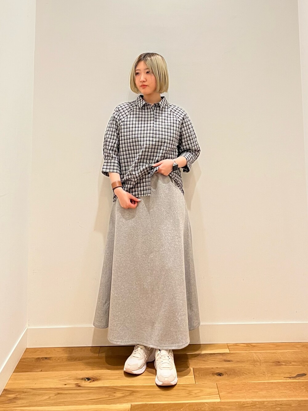 グレー系のスカートを着用したレディースの春コーディネートの4枚目の写真