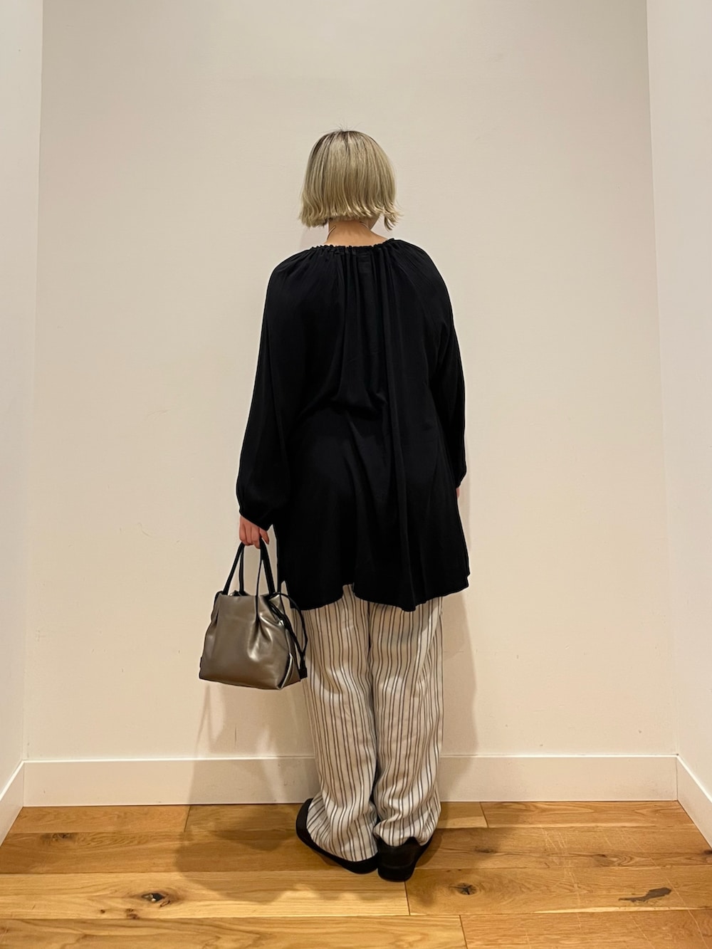 ブラック系のシャツ/ブラウス、ブラック系のその他トップスを着用したレディースの春コーディネートの3枚目の写真