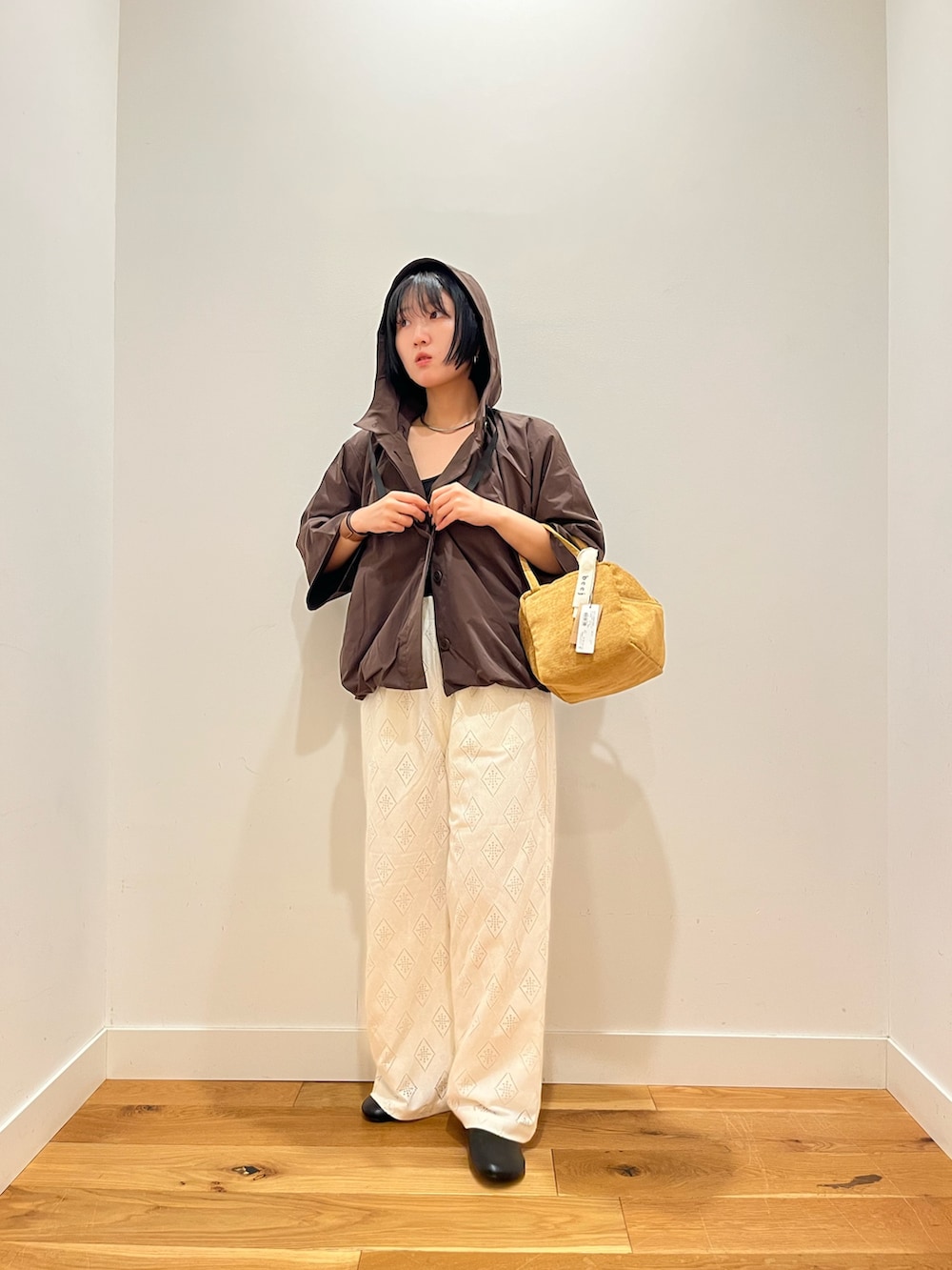 ブラウン系のその他アウター、ホワイト系のその他パンツ、イエロー系のハンドバッグを着用したレディースの夏コーディネートの4枚目の写真