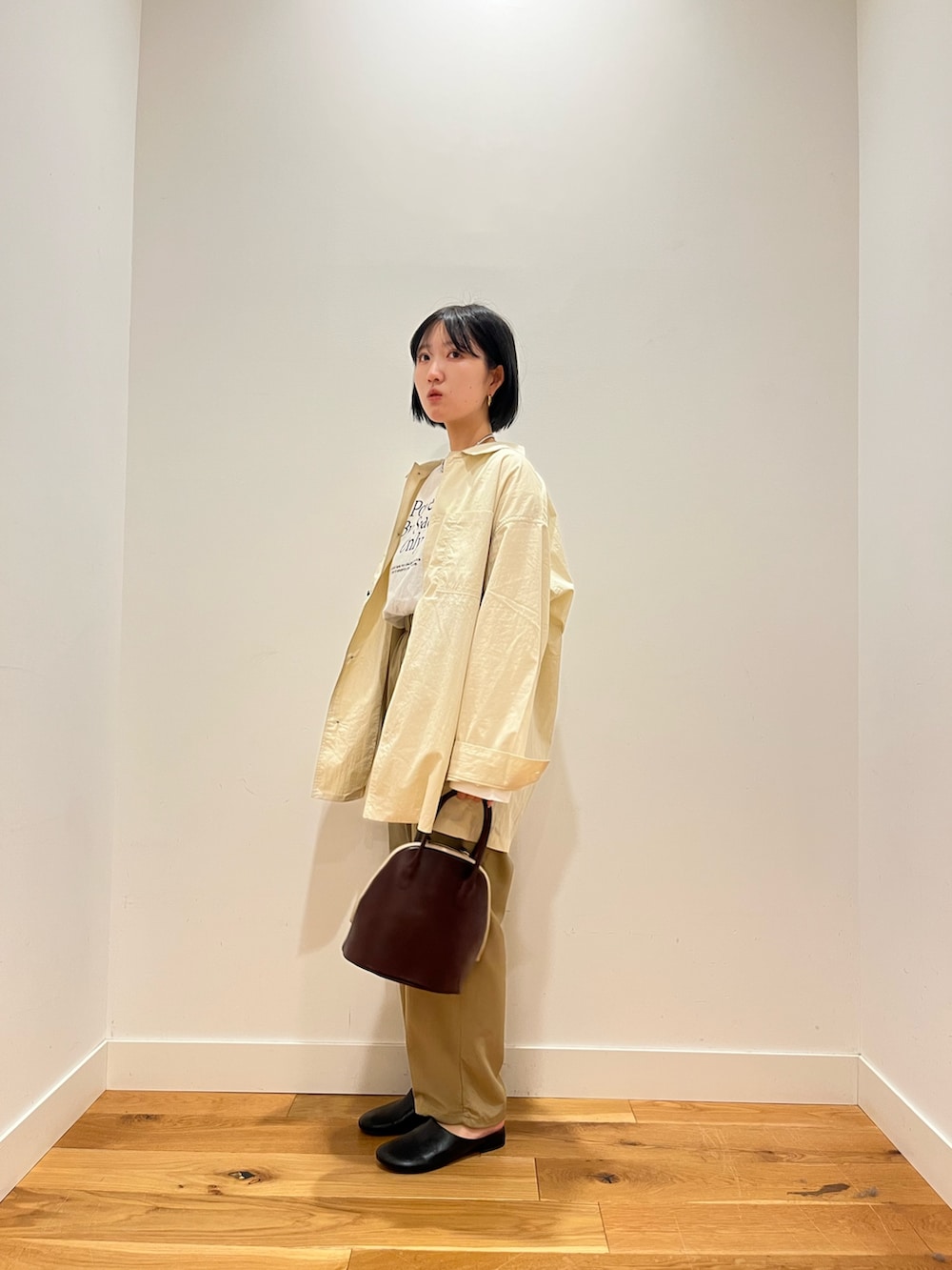 ホワイト系のシャツ/ブラウス、ホワイト系のTシャツ/カットソー、ベージュ系のその他パンツを着用したレディースの秋コーディネートの2枚目の写真