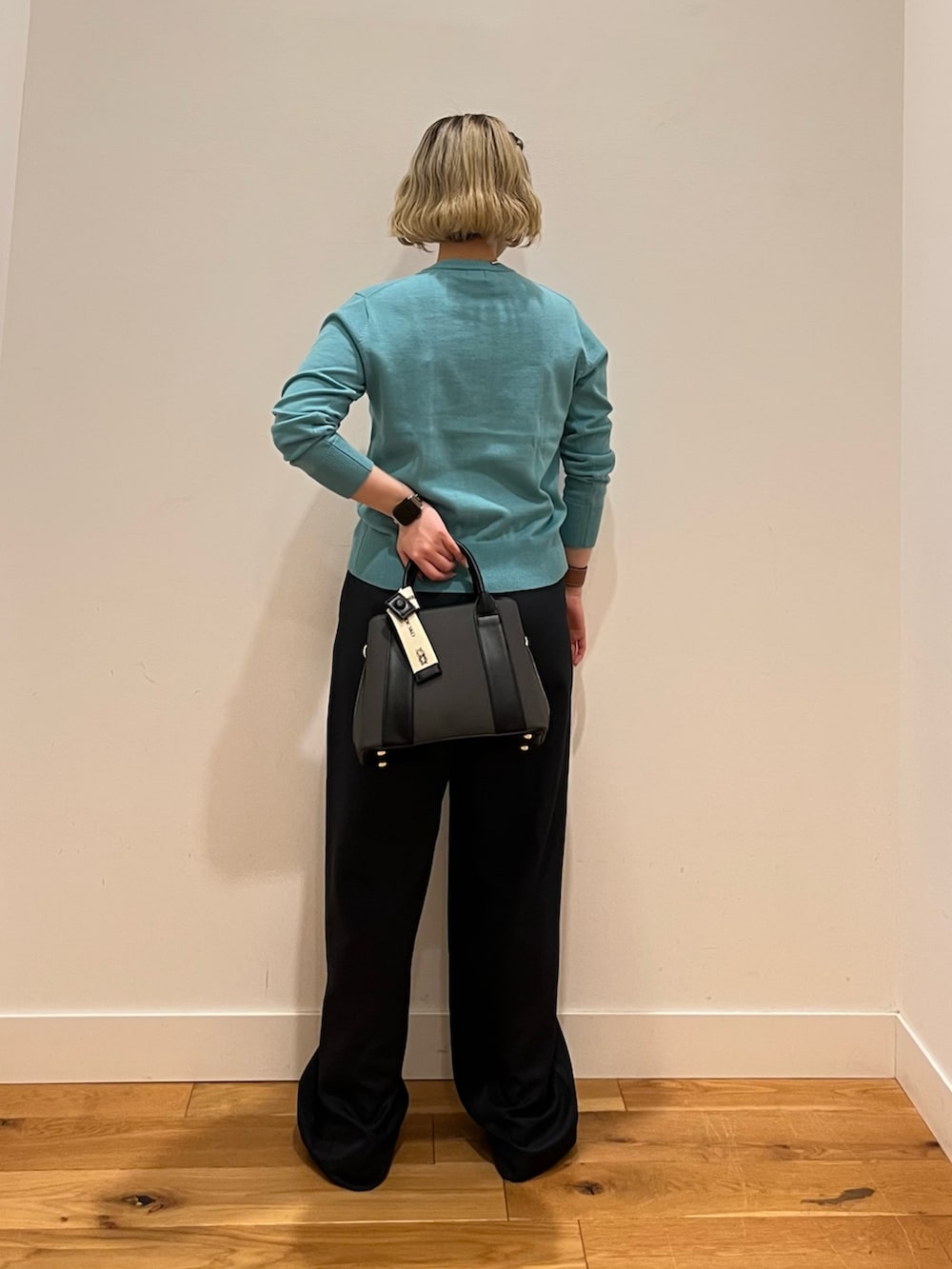 ブルー系のカーディガン/ボレロ、ブルー系のその他パンツを着用したレディースの春コーディネートの2枚目の写真