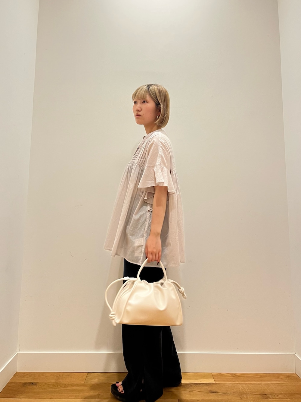 ブルー系のその他パンツ、グレー系のシャツ/ブラウスを着用したレディースの夏コーディネートの4枚目の写真