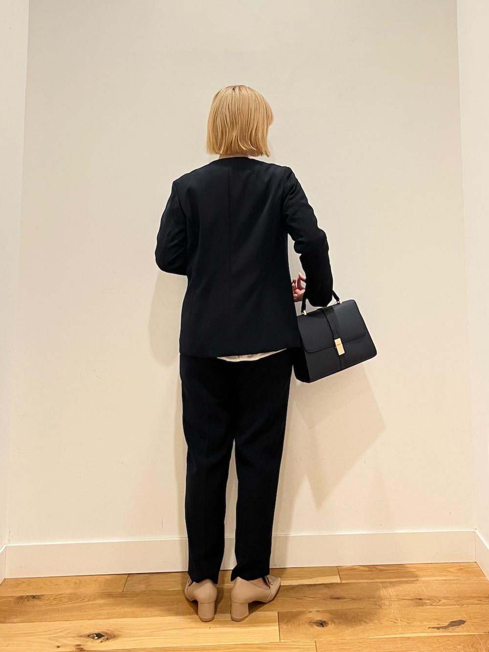 ブルー系のスーツジャケット、ブルー系のその他パンツ、ホワイト系のシャツ/ブラウスを着用したレディースの冬コーディネートの3枚目の写真