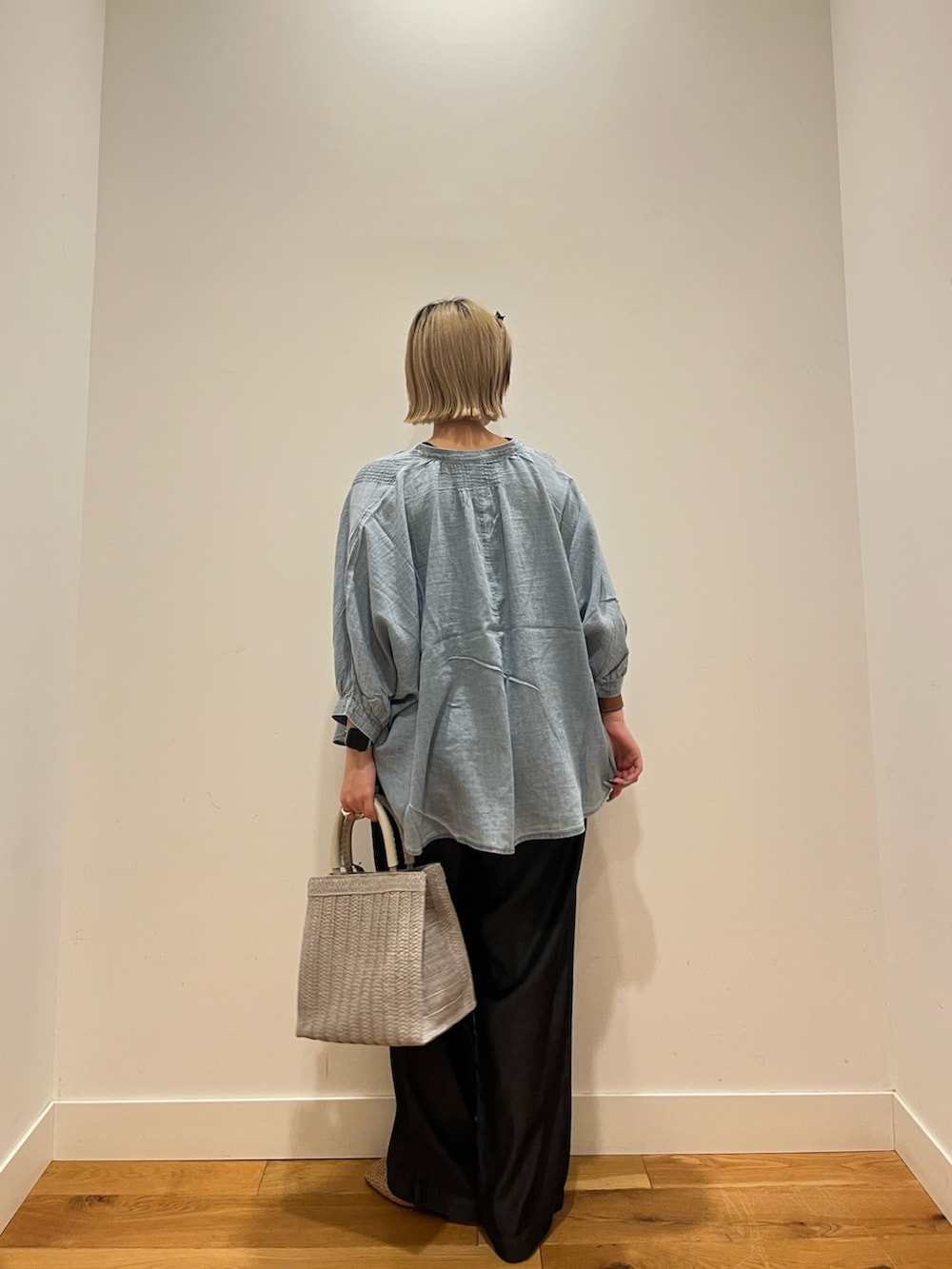 ブルー系のシャツ/ブラウス、ブラック系のデニムパンツ、グレー系のハンドバッグを着用したレディースの夏コーディネートの3枚目の写真