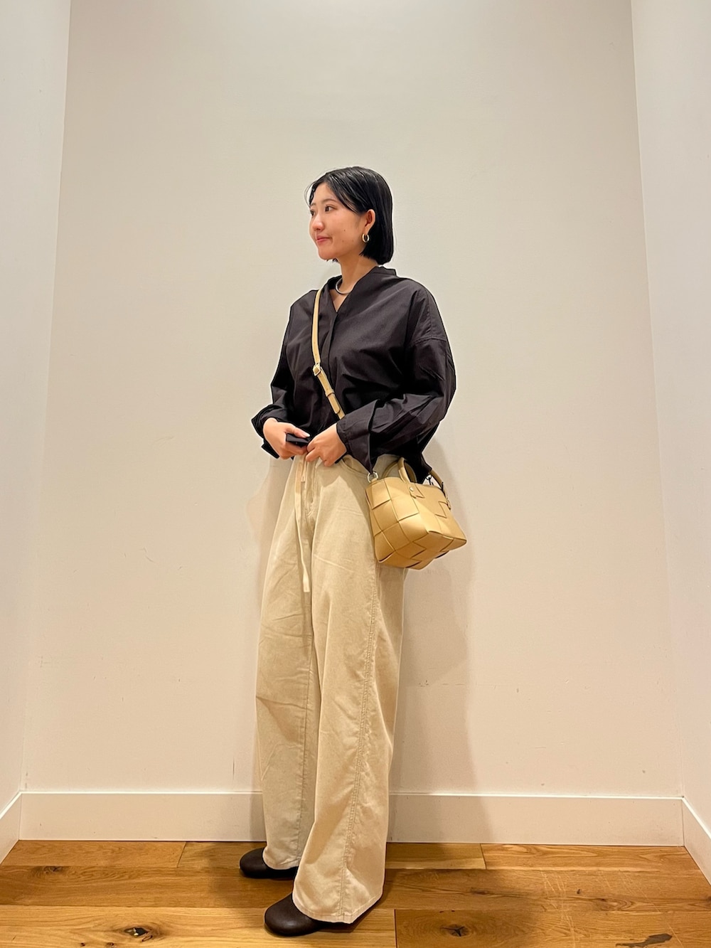ホワイト系のその他パンツ、ブラウン系のシャツ/ブラウス、ブラウン系のその他シューズを着用したレディースの秋コーディネートの2枚目の写真