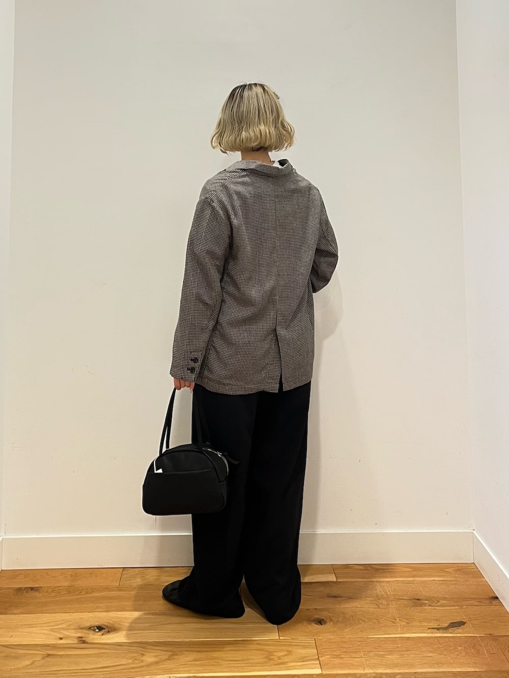 ブラック系のその他パンツ、その他のTシャツ/カットソー、ベージュ系のその他アウターを着用したレディースの春コーディネートの3枚目の写真