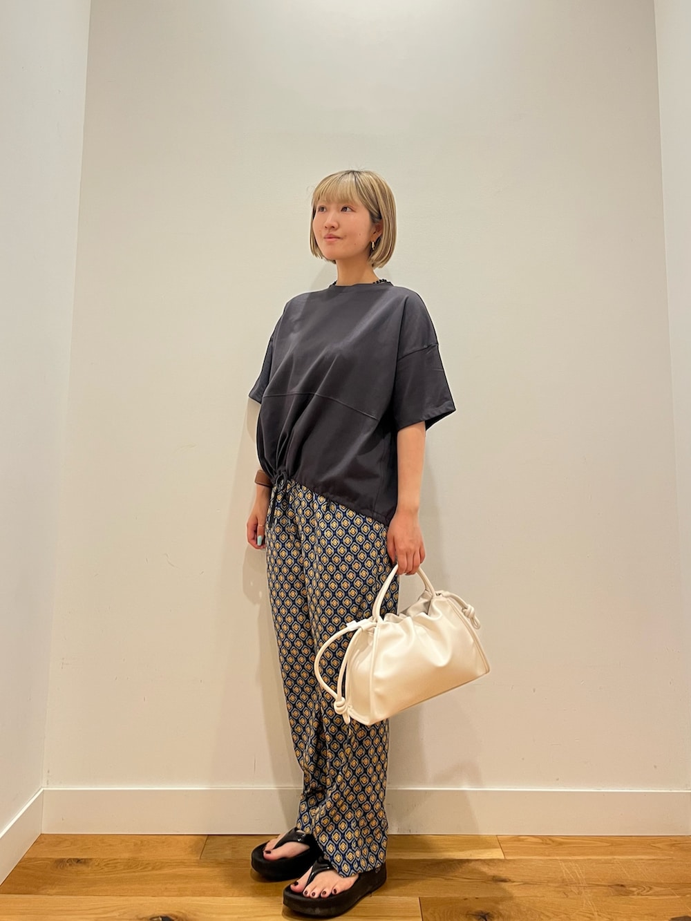 グレー系のTシャツ/カットソー、ブルー系のその他パンツを着用したレディースの夏コーディネートの2枚目の写真
