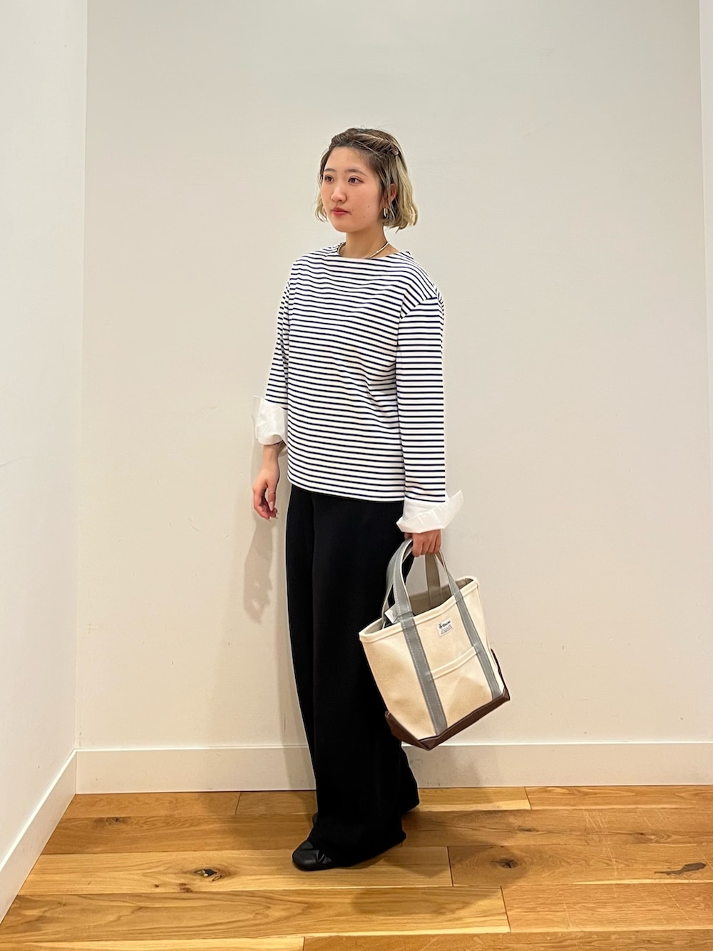 ホワイト系のTシャツ/カットソー、ブラック系のその他パンツを着用したレディースの春コーディネートの2枚目の写真