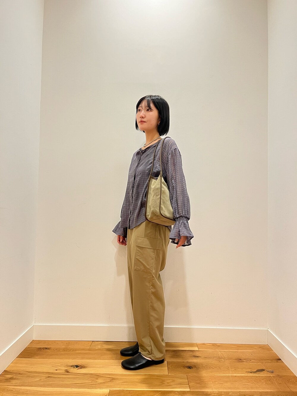 ベージュ系のその他パンツ、ブルー系のシャツ/ブラウス、ブラック系のその他シューズを着用したレディースの秋コーディネートの2枚目の写真