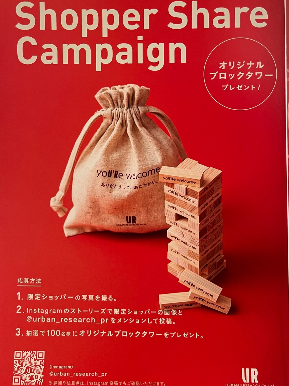 ホワイト系のシャツ/ブラウス、ブラック系のその他アウター、ブルー系のニット/セーターを着用したレディースの冬コーディネートの5枚目の写真