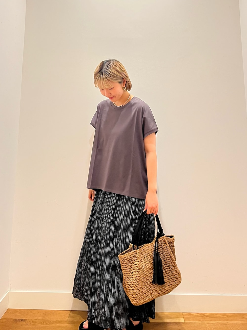 グレー系のTシャツ/カットソー、ブラック系のスカートを着用したレディースの夏コーディネートの2枚目の写真